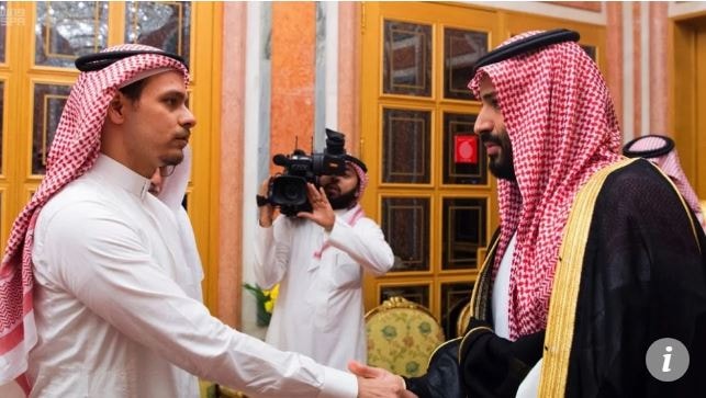 Salah Khashoggi (bên trái) bắt tay Thái tử Mohammed bin Salman tại Riyadh ngày 23/10. Ảnh: AFP