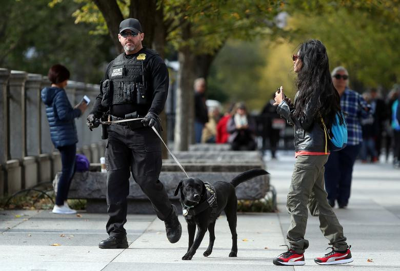 Cảnh sát tuần tra tuần tra xung quanh Nhà Trắng ở Washington, ngày 24/10. Ảnh: Reuters