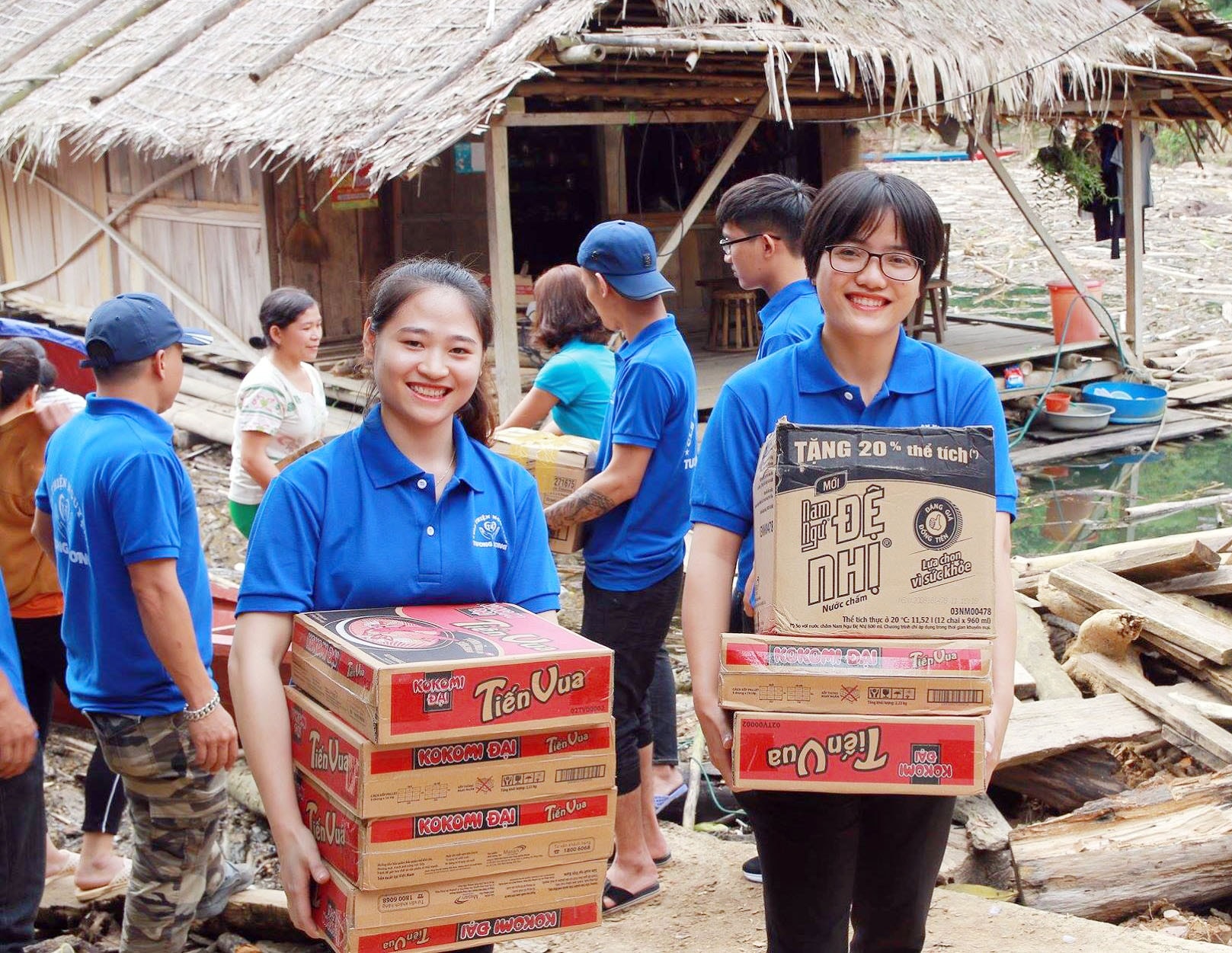 Vượ lòng hồ thủy điện Bản Vẽ lên xã Hữu Khuông (Tương Dương) tặng quà cho người nghèo. Ảnh: Đình Tuân