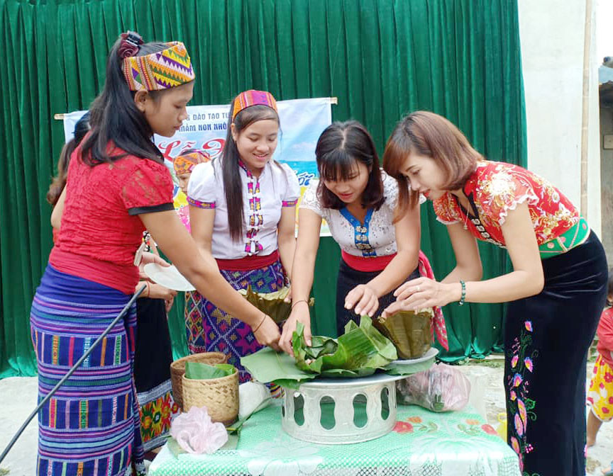 Với đôi bàn tay khéo léo, các cô giáo vùng cao