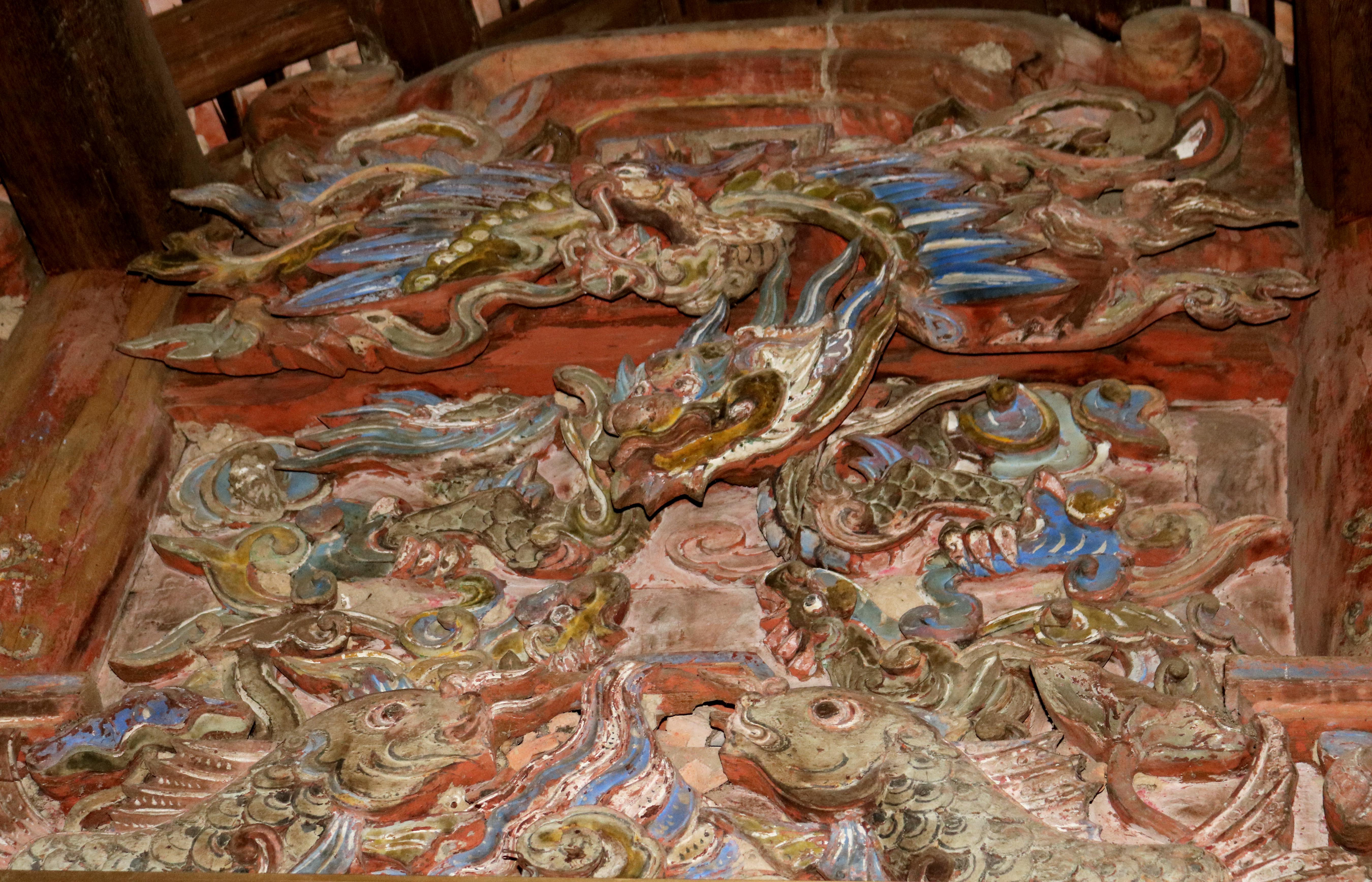 Gian chính thờ, trên các phần gỗ ngoài việc chạm trổ  còn được sơn vẽ đẹp.  Trong ảnh: Cận cảnh hình ảnh rồng vờn mây, cá chép trông trăng được chạm trên thượng điện