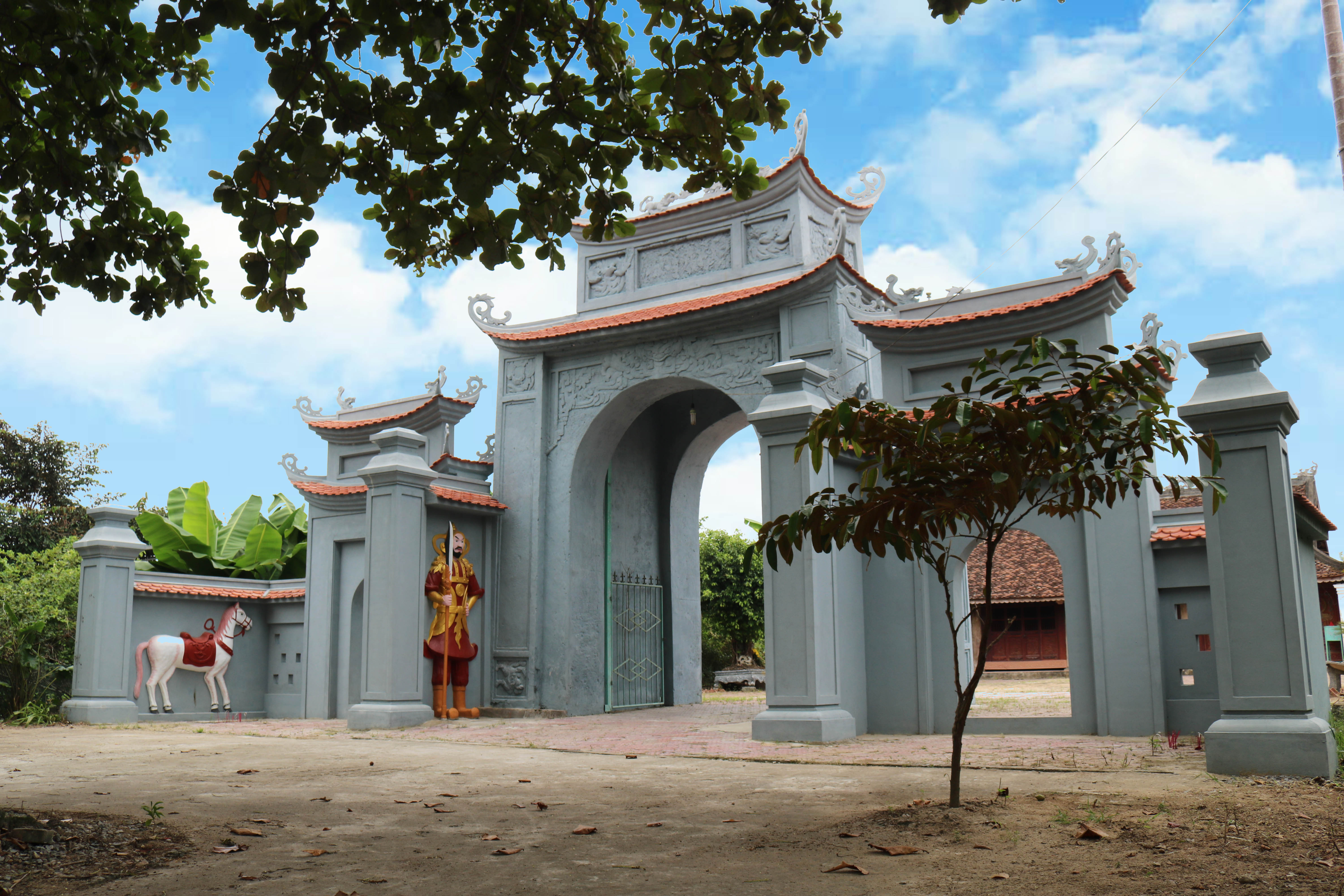 Đền Phú Thọ tọa lạc xóm Phú Thọ, xã Lưu Sơn xây dựng năm 1585, thờ Tấn Quốc công Nguyễn Cảnh Hoan (1521-1576) – người đã có công “Bảo quốc hộ dân” thời Lê – Trịnh. 