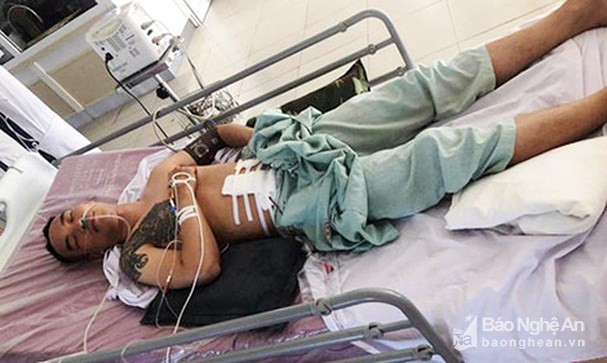 Nạn nhân Nguyễn Gia Định đang điều trị tại bệnh viện. Ảnh: N.L