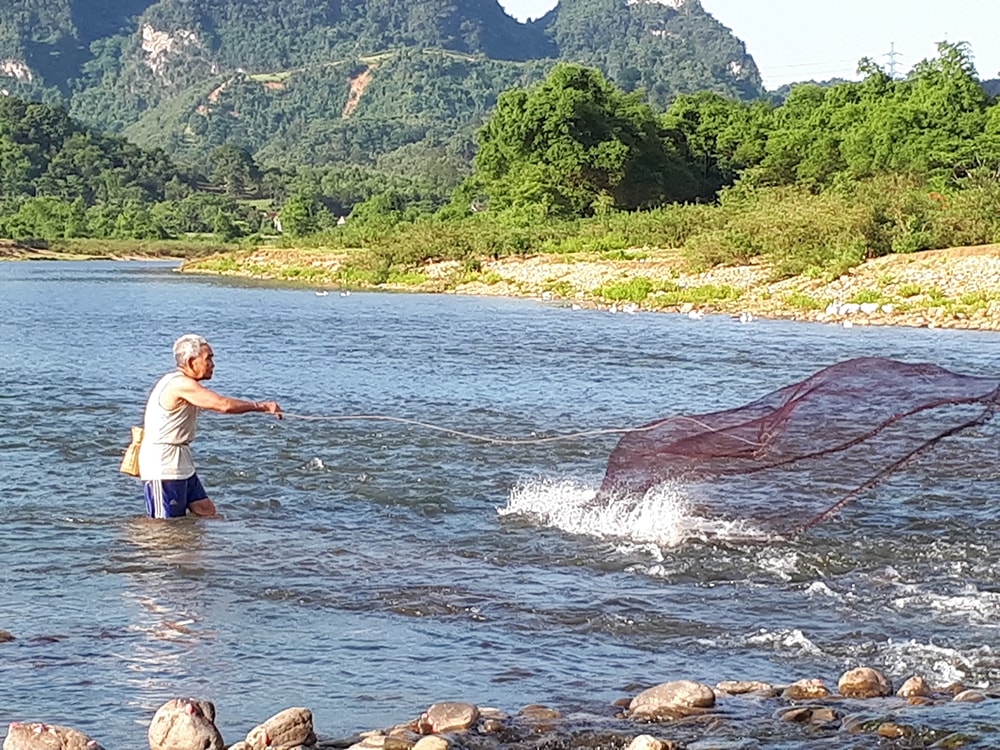 Đánh bắt cá mát ở Sông Giăng. Ảnh: Bá Hậu