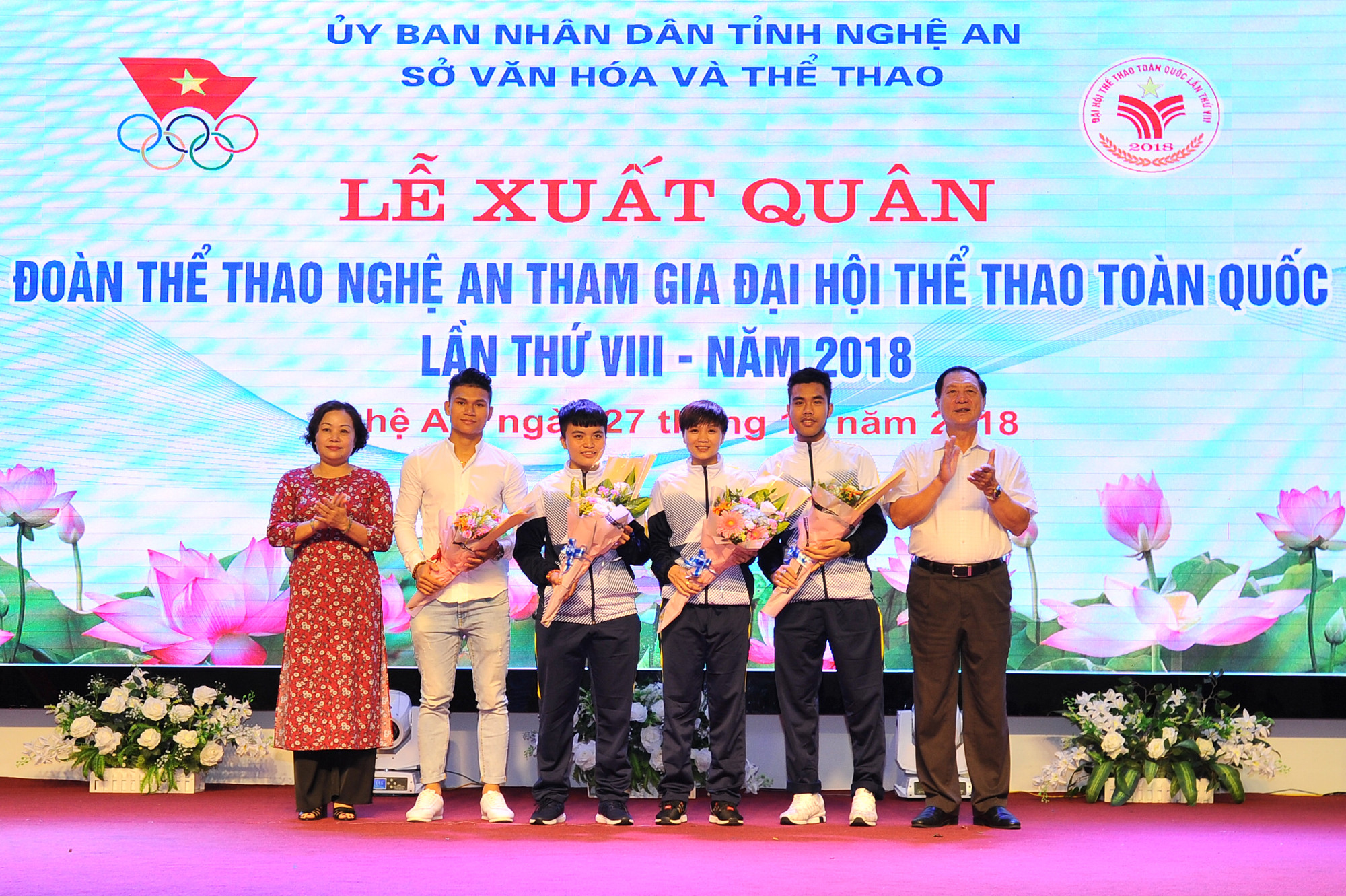 Lãnh đạo tỉnh tặng quà cho các vận động viện Nghệ An vừa tham gia ASIAD đạt thành tích cao. Ảnh: Thành Cường