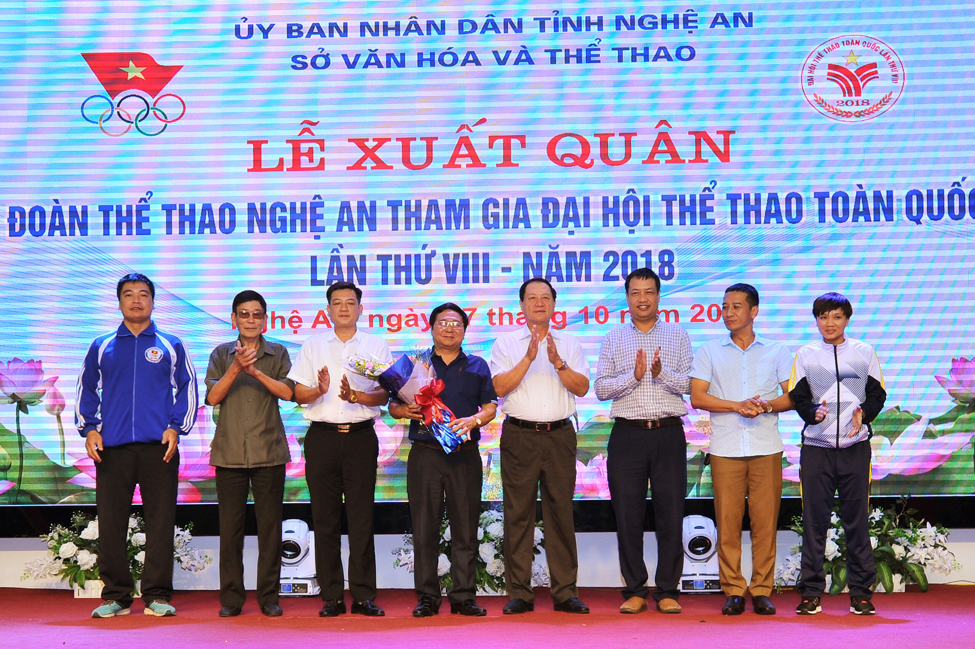 Đồng chí Lê Minh Thông tặng hoa cho Đoàn thể thao Nghệ An. Ảnh: Thành Cường