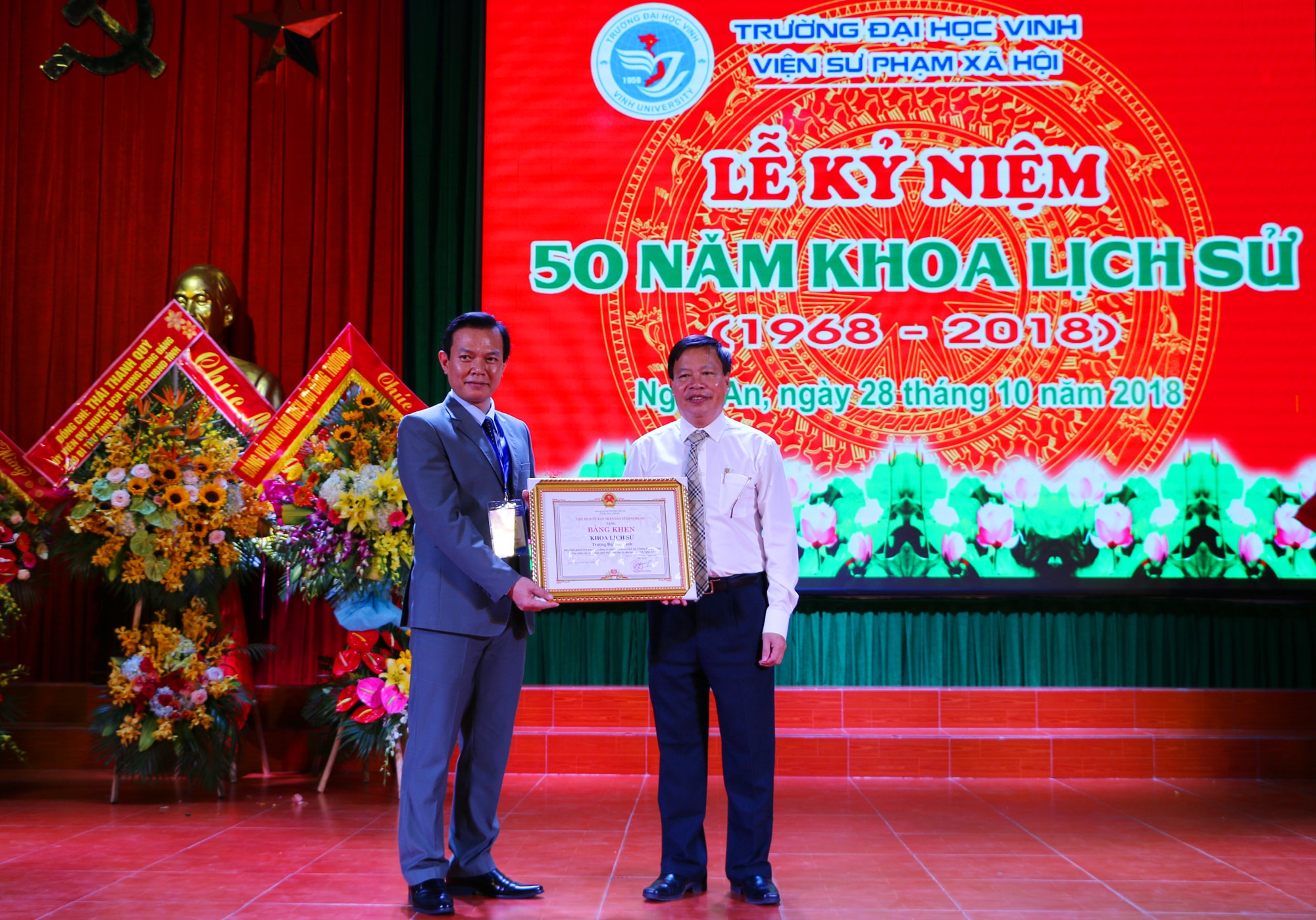 GS.TS, Nhà giáo ưu tú Đinh Xuân Khoa, Hiệu trưởng Trường ĐH Vinh trao Bằng khen của Chủ tịch UBND tỉnh cho tập thể Khoa lịch sử ĐH Vinh.Ảnh: Nguyễn Hải