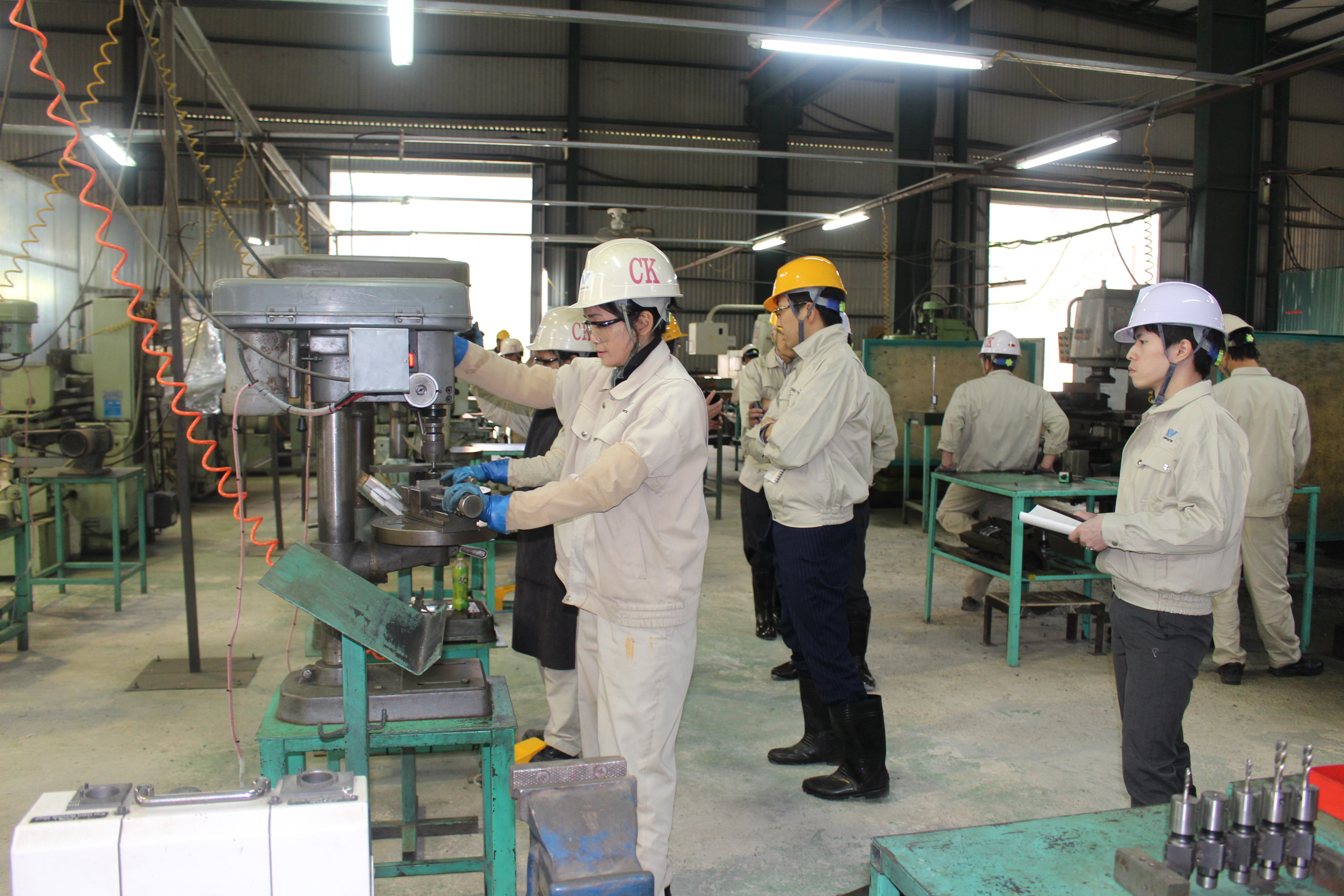 Chuyên gia Nhật Bản tìm hiểu sản xuất tại xưởng cơ khí của công ty Khai thác đá vôi Yabashi Việt Nam ở huyện Quỳ Hợp. Ảnh: Phước Anh