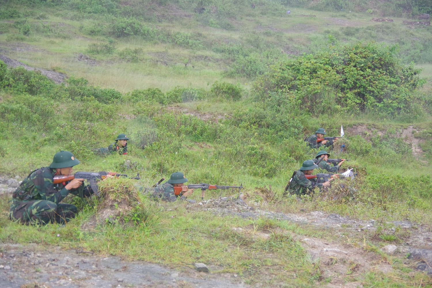 Cán bộ, chiến sỹ Trung đội 1 thực hành nổ súng đánh địch. Ảnh: Phong Quang