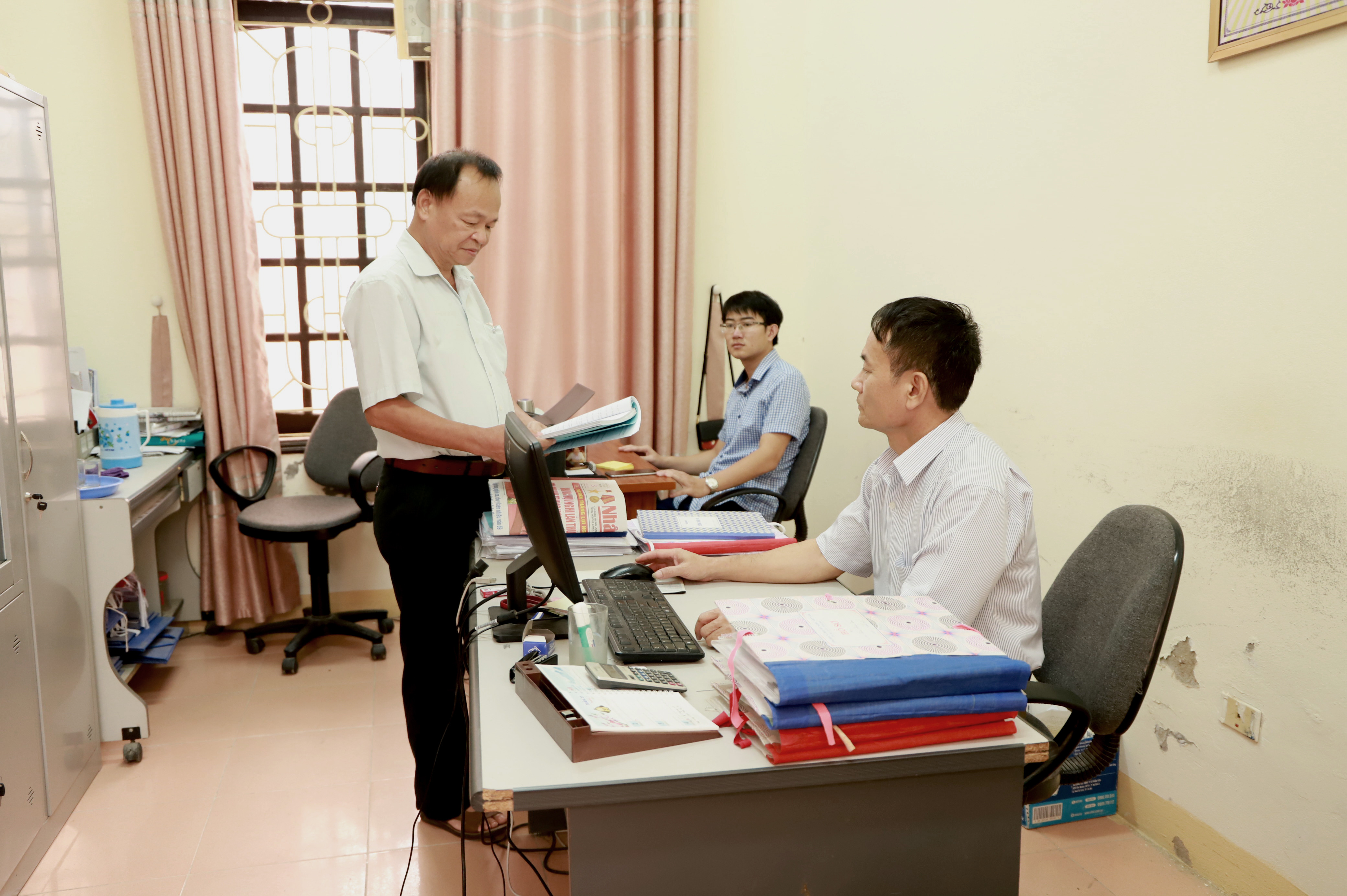 Lãnh đạo Ủy ban Kiểm tra Huyện ủy Quỳnh Lưu trao đổi công việc với cán bộ trong ban. Ảnh: Thành Duy