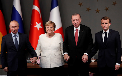 (Từ trái sang phải) Tổng thống Nga Vladimir Putin, Thủ tướng Đức Angela Merkel, Tổng thống Thổ Nhĩ Kỳ Recep Tayyip Erdogan và Tổng thống Pháp Emmanuel Macron tại cuộc họp ở Istanbul hôm qua. Ảnh: Reuters.