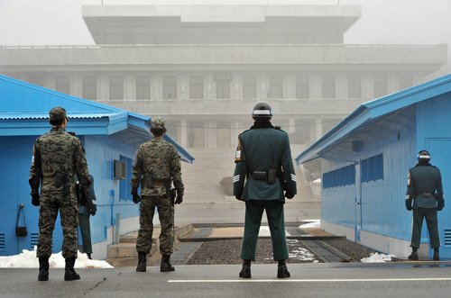 Binh sĩ Hàn Quốc gác tại khu vực làng đình chiến Panmunjom. Ảnh: AFP/TTXVN