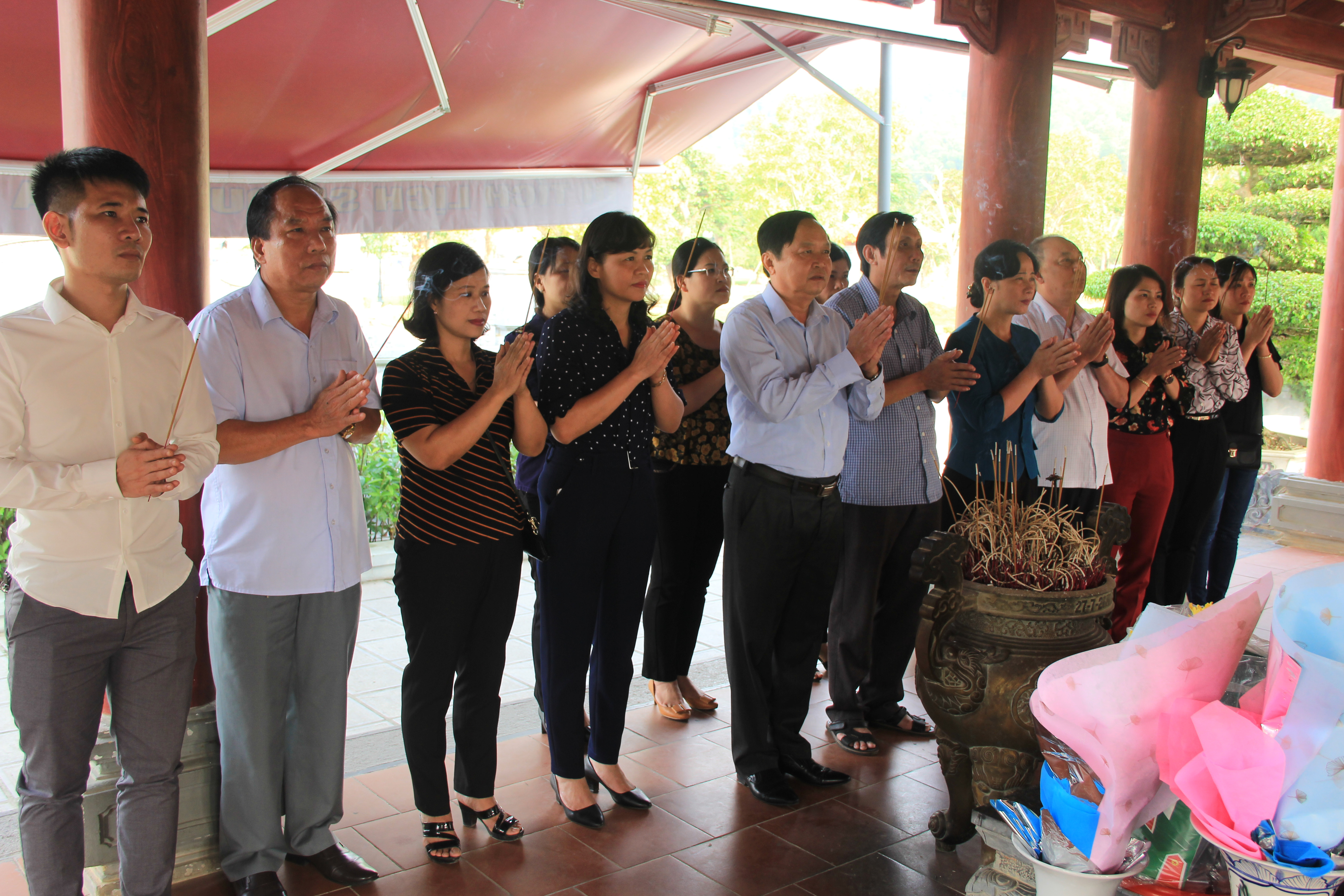 Đoàn đại biểu Đảng ủy Khối Doanh nghiệp dâng hương tưởng niệm các anh hùng liệt sỹ tại Khu di tích lịch sử Truông Bồn. Ảnh: Thành Thái