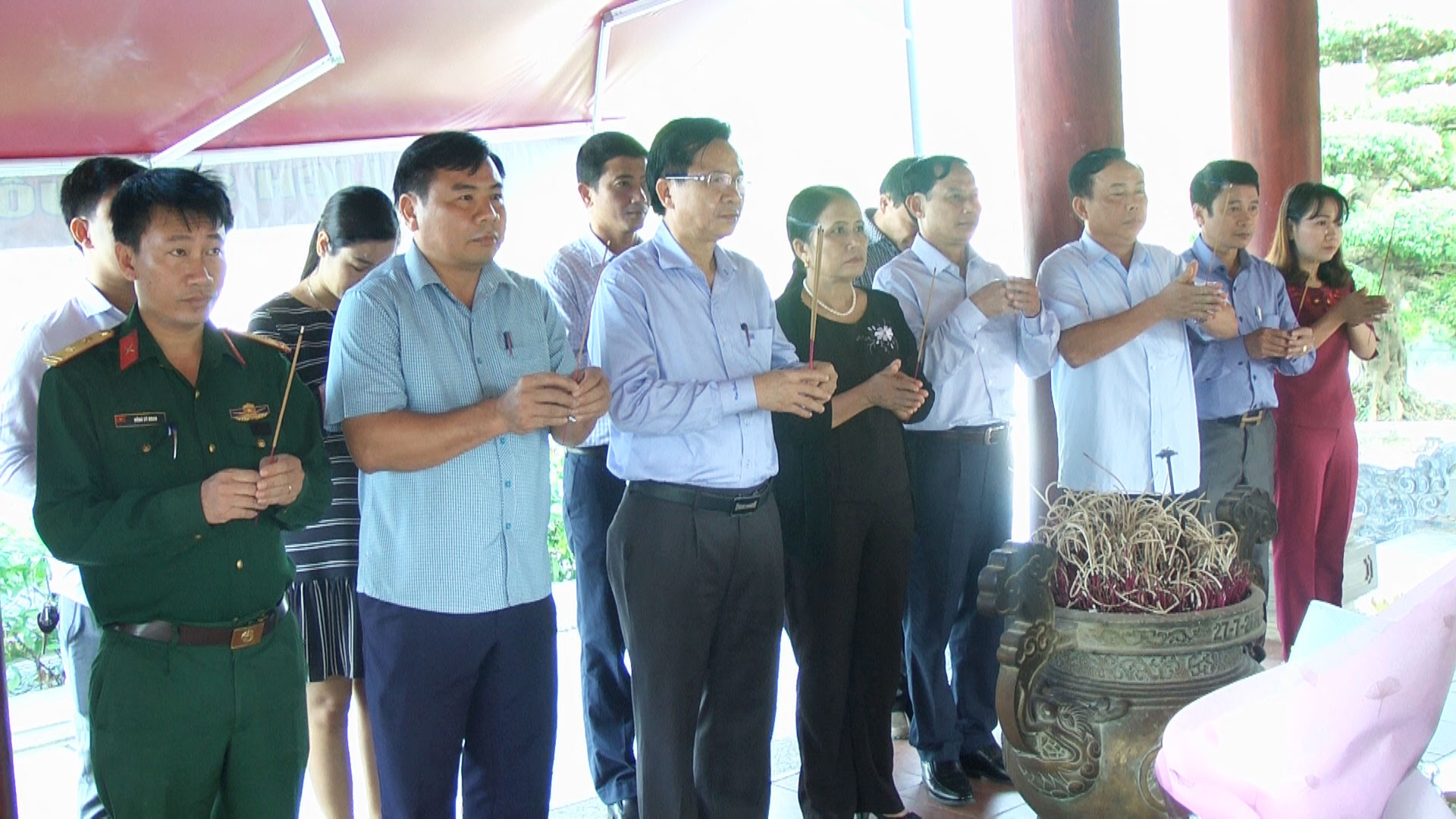 Đoàn đại biểu huyện Yên Thành dâng hương tưởng niệm các anh hùng liệt sỹ tại Khu di tích lịch sửTruông Bồn. Ảnh: Thái Dương