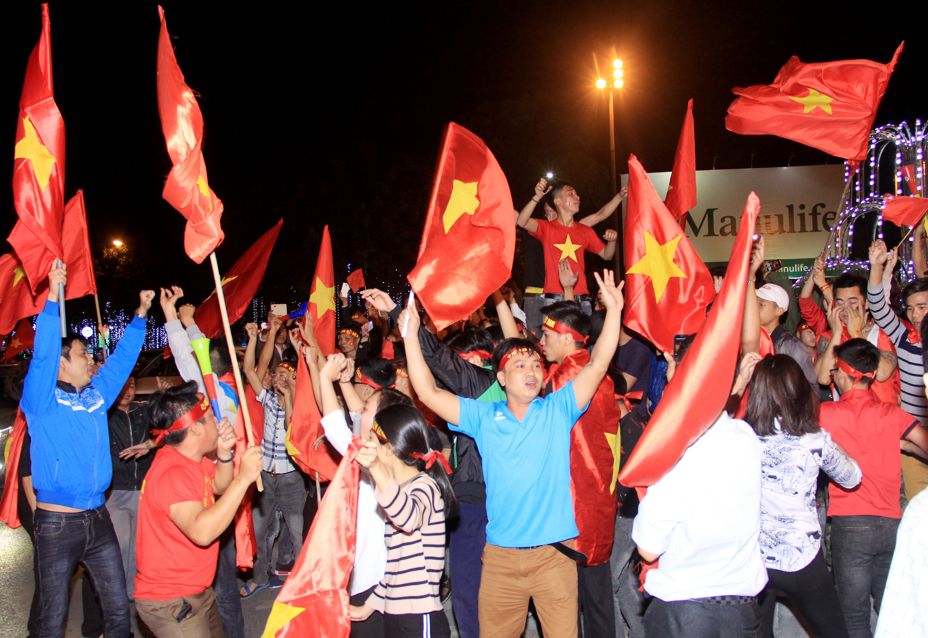 Cổ động viên ra đường ăn mừng chiến thắng của đội tuyển U23 Việt Nam. Ảnh Phạm Bằng