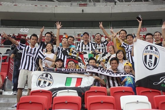 1.Các CĐV Juve Việt Nam sang Singapore tham dự Tour du đấu (ảnh fanpage)