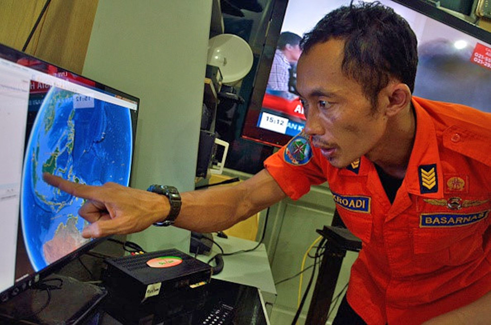Một chuyên viên Cơ quan tìm kiếm cứu nạn Indonesia chỉ vào nơi nhận được tín hiệu cuối cùng của chuyến bay QZ 8501. Ảnh: AFP