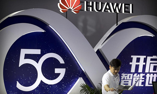 Nhân viên Huawei dùng laptop giới thiệu công nghệ 5G tại Triển lãm PT tại Bắc Kinh, Trung Quốc tháng 9/2018. Ảnh: AP.