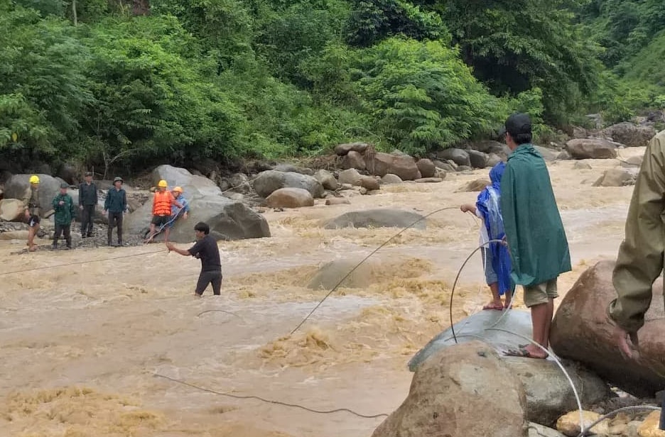 Theo ông Nguyễn Minh Hồng - Giám đốc Điện lực Kỳ Sơn, sự cố xảy ra vào ngày 17/8. Mưa lũ đã khiến cho toàn bộ hộ dân trên địa bàn Kỳ Sơn mất điện. Ngay sau đó, đơn vị đã huy động toàn bộ lực lượng để khắc phục. Tuy nhiên, vẫn còn một số trạm chưa thể hoạt động trở lại. Các trạm này thuộc địa bàn xã Mường Ải, Mường Típ. Trong ảnh: công nhân Điện lực Kỳ Sơn vượt suối để khắc phục sự cố sau lũ.