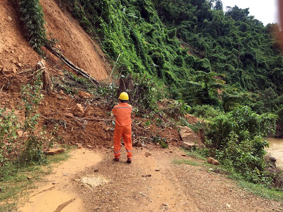 Nhiều đoạn đường ở vùng cao Nghệ An đang bị chặn bởi đất đá, khiến công tác khắc phục điện lực gặp nhiều khó khăn trong việc di chuyển cũng như vận chuyển thiết bị. Theo Công ty Điện lực Nghệ An, tính tới thời điểm hiện tại vẫn còn hơn 700 hộ dân trên địa bàn chưa thể có điện trở lại sau các đợt mưa lũ. Trong đó, phần lớn tập trung ở 2 huyện Kỳ Sơn, Tương Dương. 