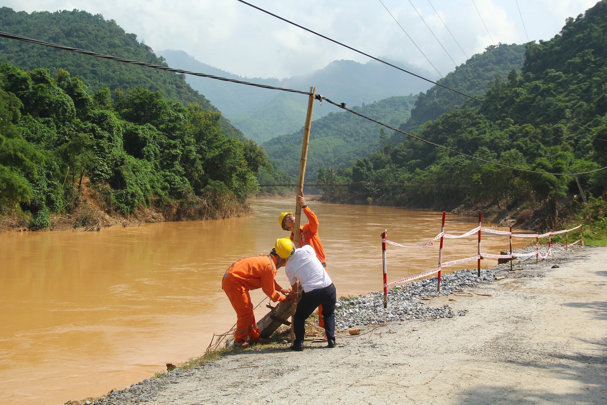 Công nhân điện lực dựng tam cột bằng tre. 