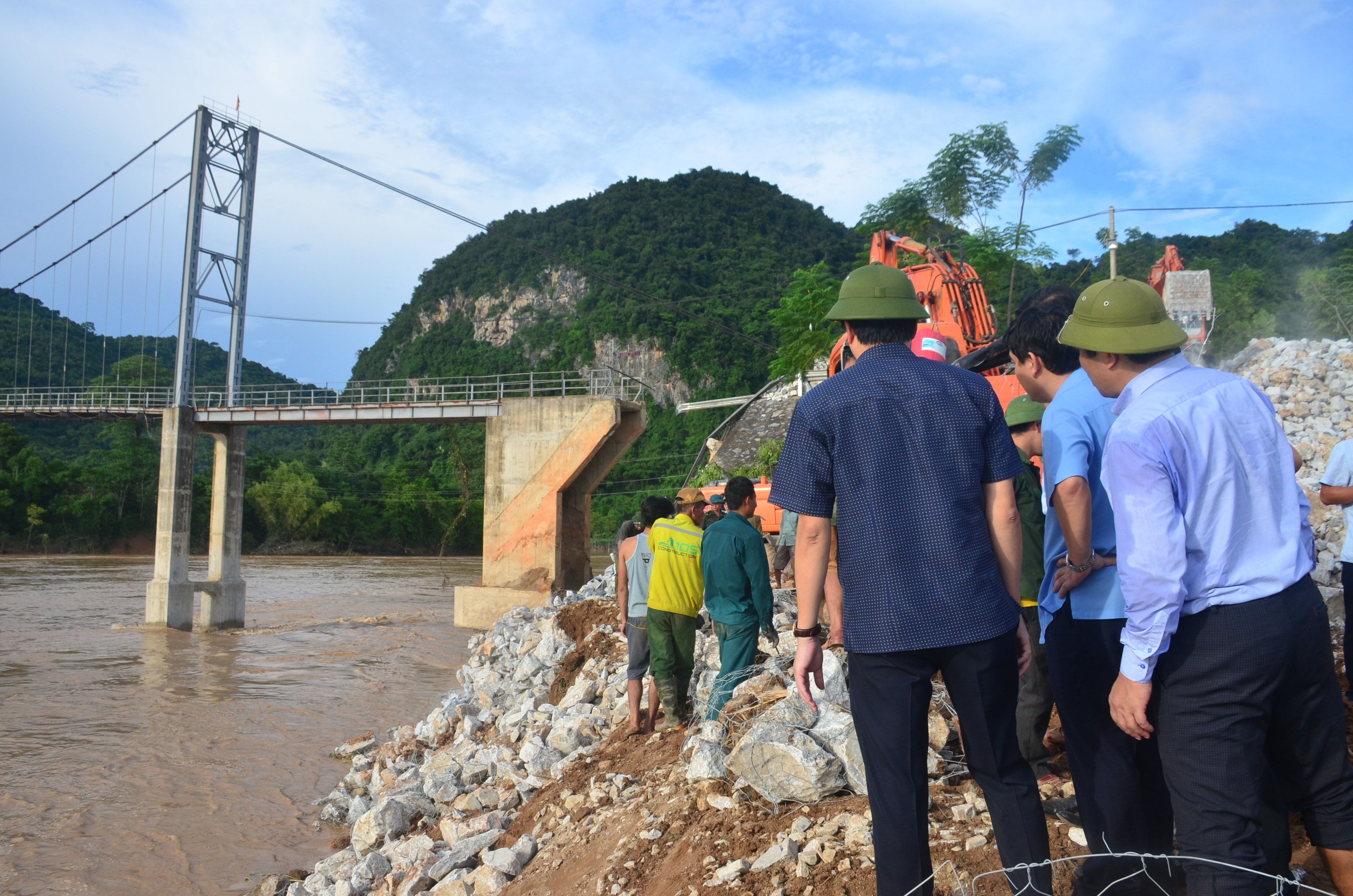 Bí thư Tỉnh ủy Nguyễn Đắc Vinh kiểm tra tình hình khắc phục sạt lở mố cầu treo Chôm Lôm, xã Lạng Khê (Con Cuông). 