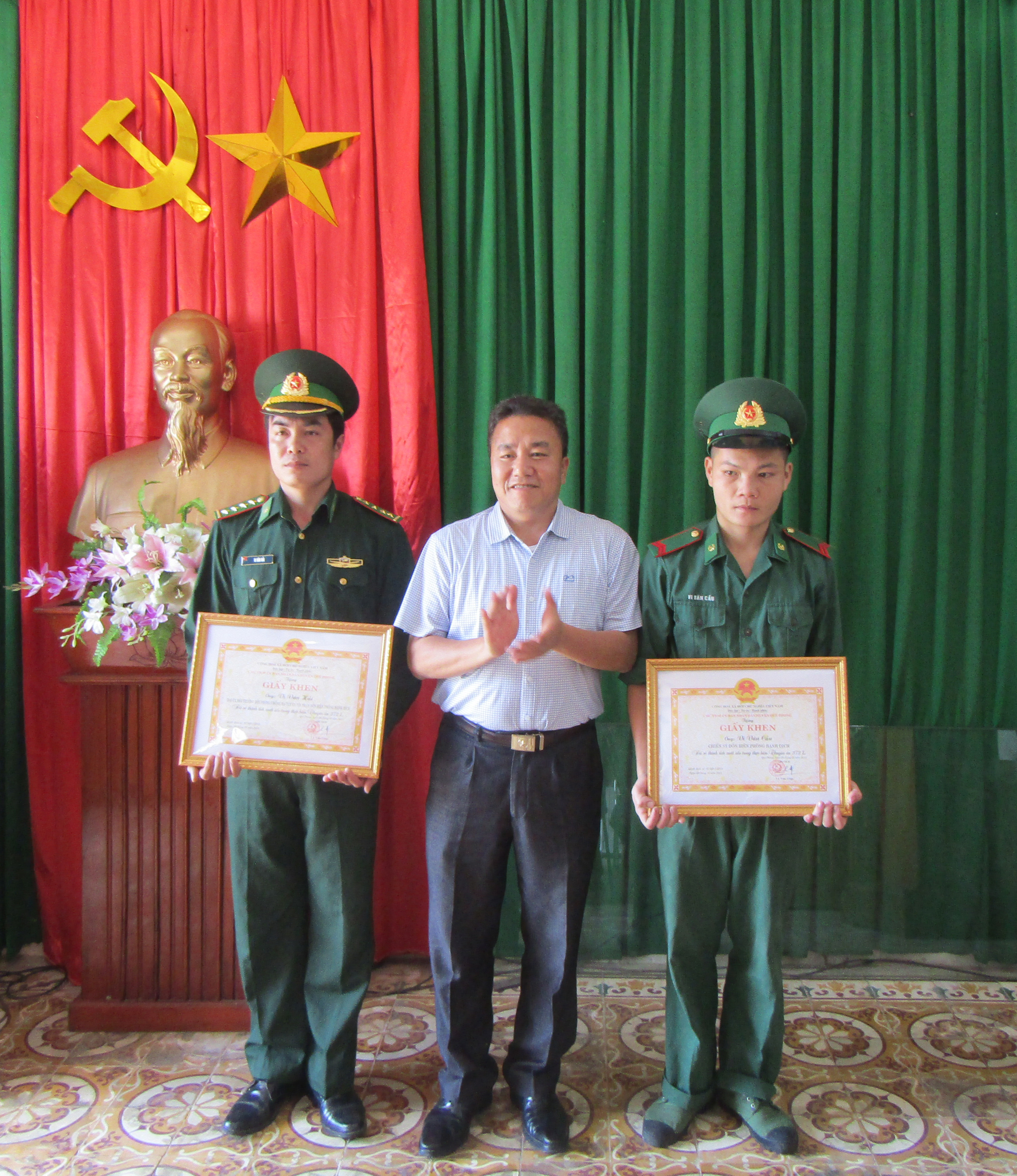 Đồng chí Lê Văn Giáp- Chủ tịch UBND huyện Quế Phong trao thưởng cho các cá nhân có thành tích xuất sắc trong ban chuyên án 372L. Ảnh: Đình Đức