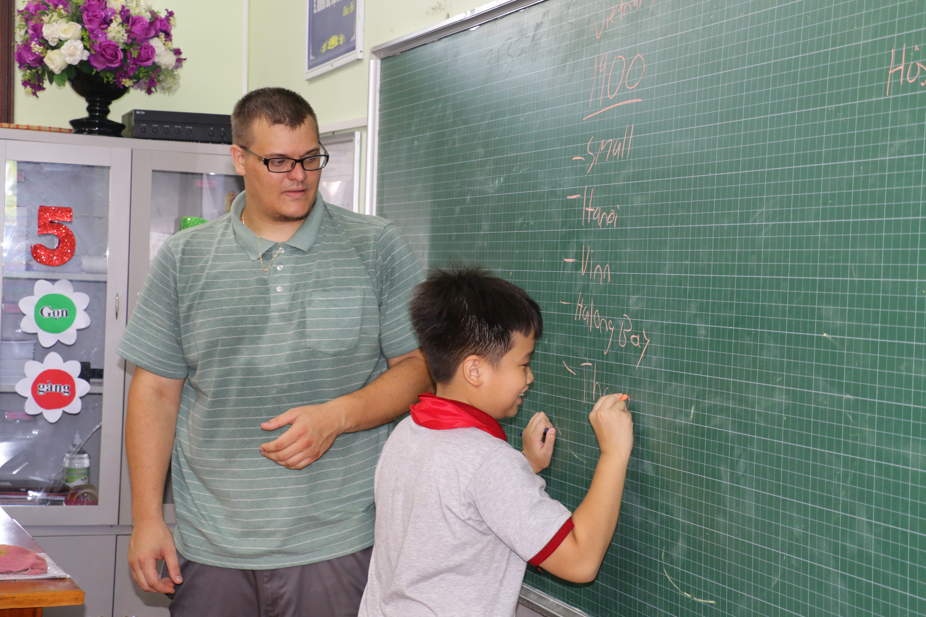 Việc dạy tiếng Anh với giáo viên nước ngoài được thực hiện bằng hình thức xã hội hóa, tự nguyện. Ảnh: Mỹ Hà
