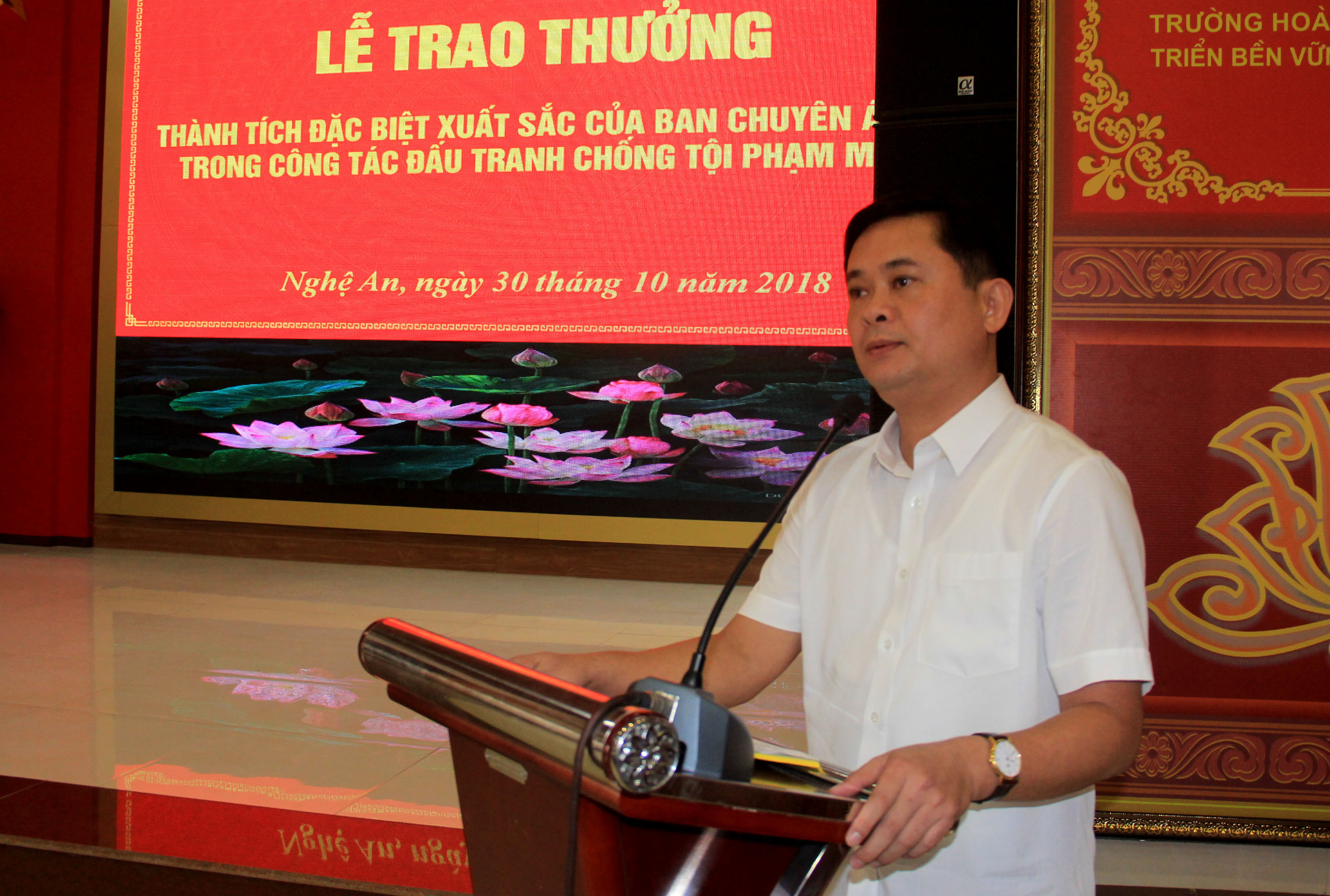 Đồng chí Thái Thanh Quý - Chủ tịch UBND tỉnh biểu dương thành tích đặc biệt xuất sắc của Ban chuyên án. Ảnh: Phạm Bằng
