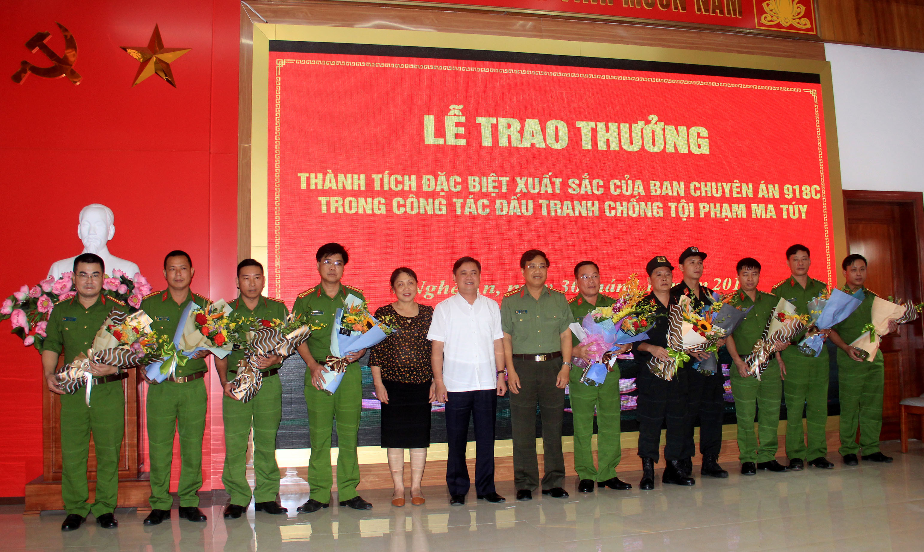 Chủ tịch UBND tỉnh, đại diện huyện Tương Dương tặng hoa chúc mừng thành công của Ban chuyên án. Ảnh: Phạm Bằng