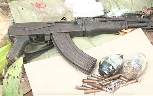 Khẩu súng AK, 2 quả lựu đạn và nhiều viên mà các đố tượng mua bán ma túy bỏ lại tại hiện trường. Ảnh công an cung cấp