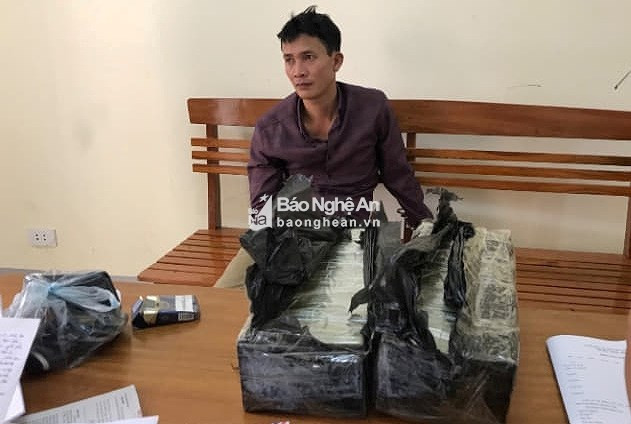 Đối tượng Nguyễn Ngọc Ích cùng 30 bánh heroin bị Công an Nghệ An bắt giữ vào ngày 15/10. Ảnh: P.B
