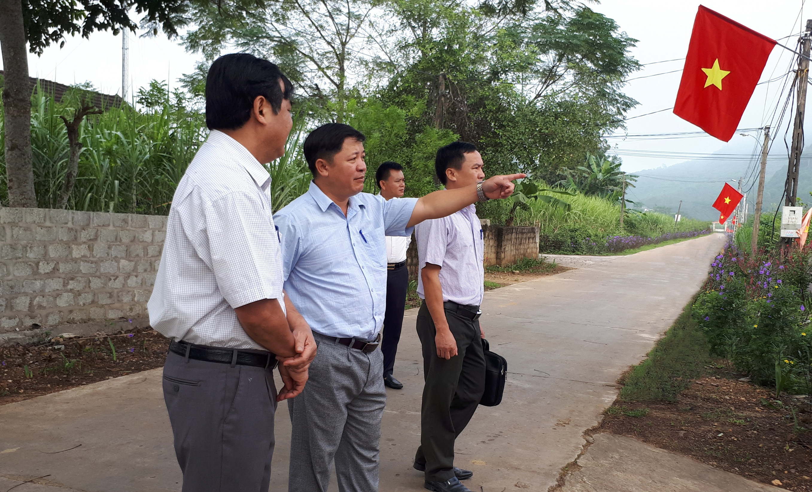 Bí thư Đảng ủy xã Thọ Hợp Hà Văn Vịnh (giữa) trao đổi về công tác xây dựng nông thôn mới. Ảnh: Thành Duy