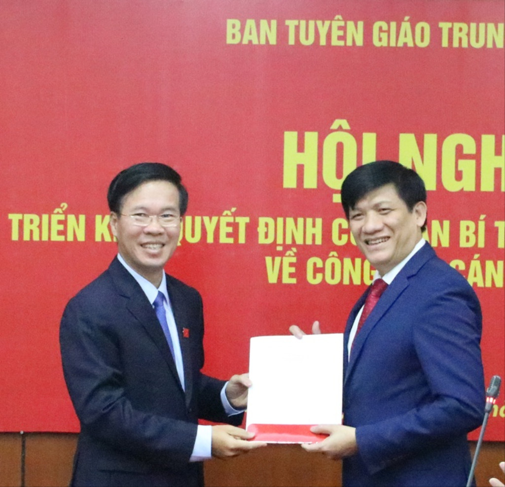 Thay mặt Ban Bí thư, đồng chí Võ Văn Thưởng trao quyết định cho đồng chí Nguyễn Thanh Long.