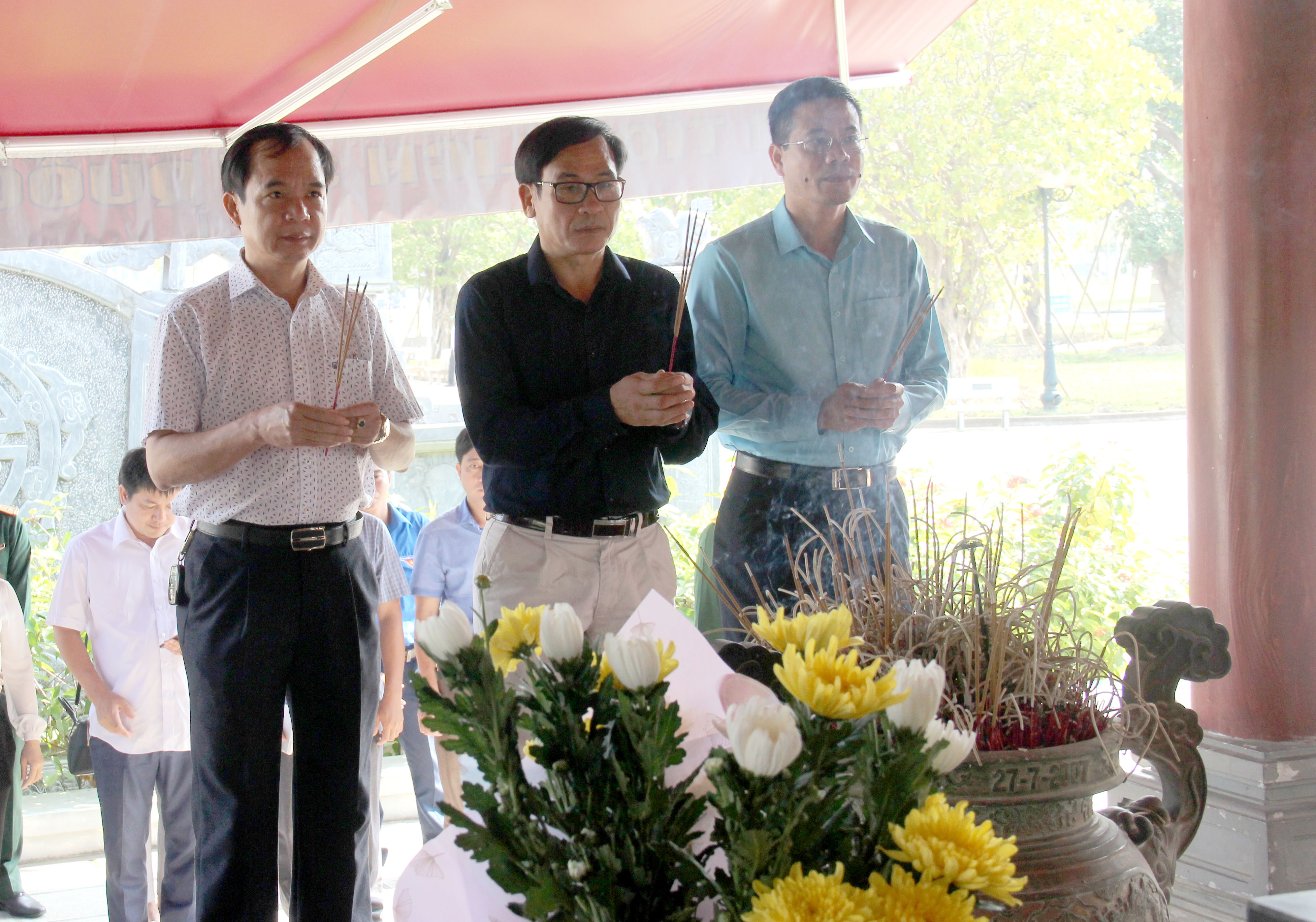 Các đồng chí lãnh đạo thị xã Hoàng Mai dâng hương tại Khu 