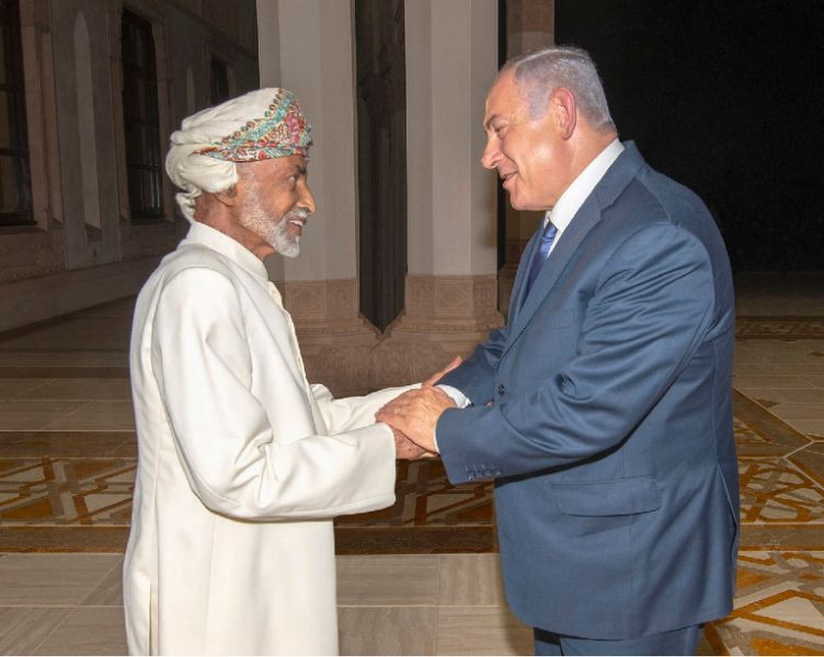 Thủ tướng Israel Netanyahu hôm 25/10 đã tổ chức hội đàm bất ngờ với Quốc vương Oman Qaboos ở Muscat. Ảnh: AP