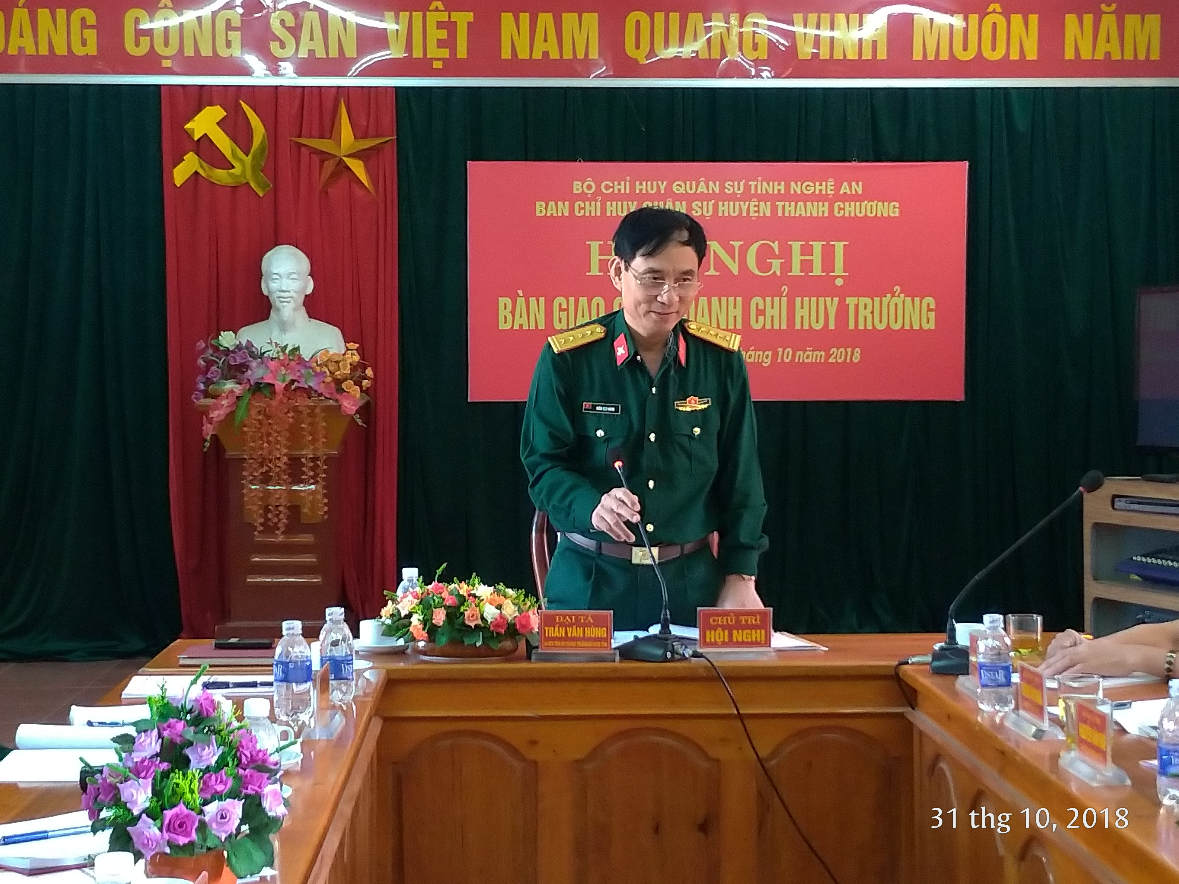 Đại tá Trần Văn Hùng - Ủy viên Ban Thường vụ Tỉnh ủy, Chỉ huy trưởng Bộ CHQS tỉnh phát biểu tại lễ bàn giao.