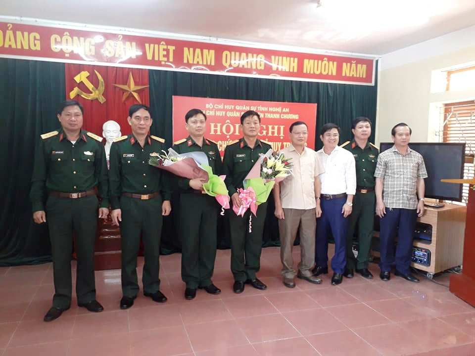 Lãnh đạo Bộ Chỉ huy quân sự tỉnh và huyện Thanh Chương trao quyết định