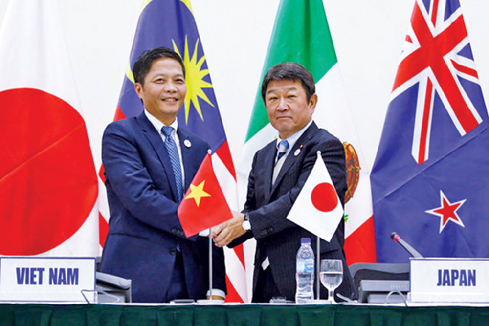 Bộ trưởng Bộ Công Thương Trần Tuấn Anh và Bộ trưởng Chính sách Kinh tế Tài chính Nhật Bản Toshimitsu Motegi tại buổi họp báo chung về quá trình đàm phán Hiệp định Thương mại Xuyên Thái Bình Dương (TPP) tại thành phố Đà Nẵng, Việt Nam. Ảnh: Internet