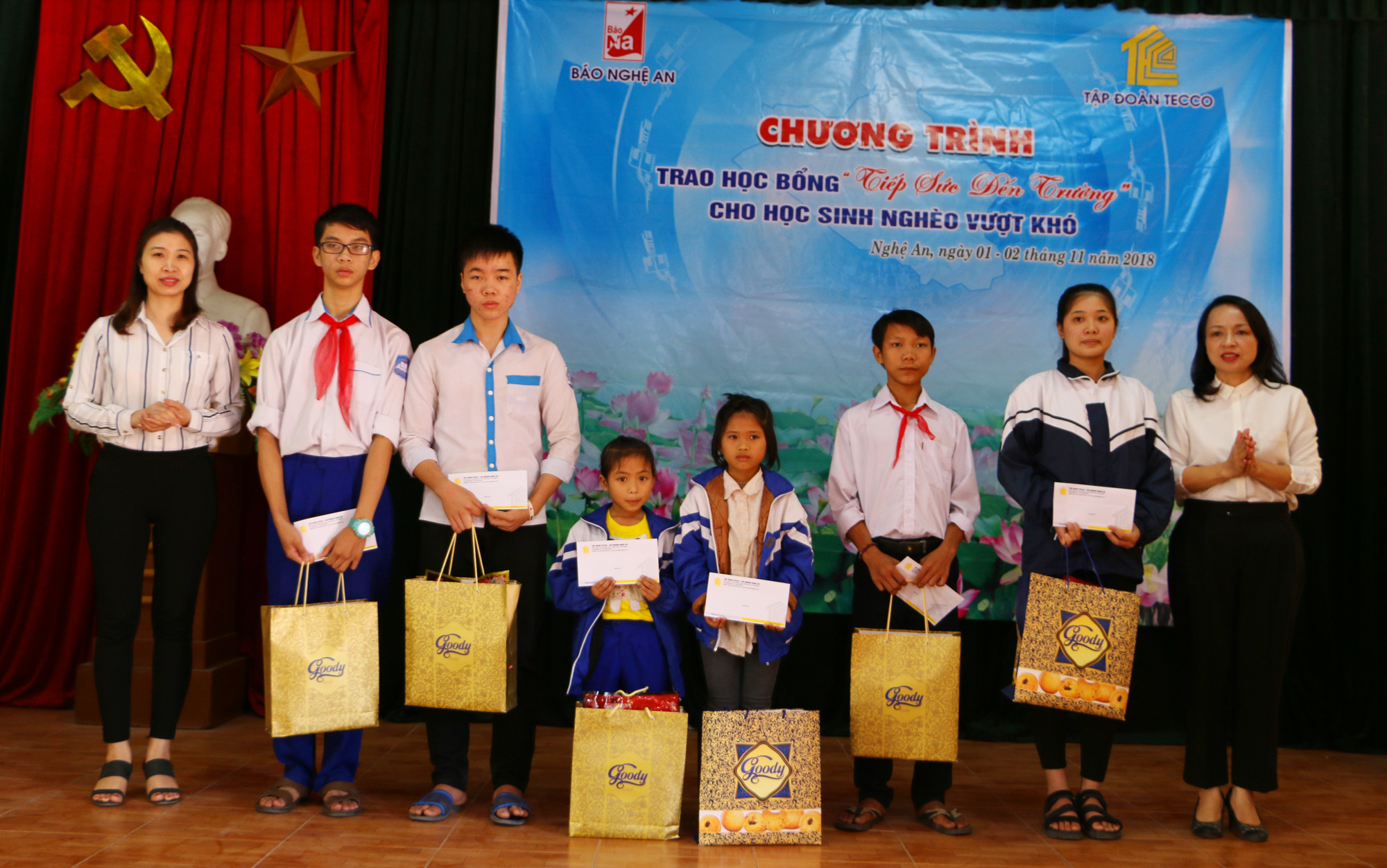 Trao học bổng hỗ trợ cho các học sinh nghèo Quỳnh Lưu. Ảnh: Nguyễn Hải