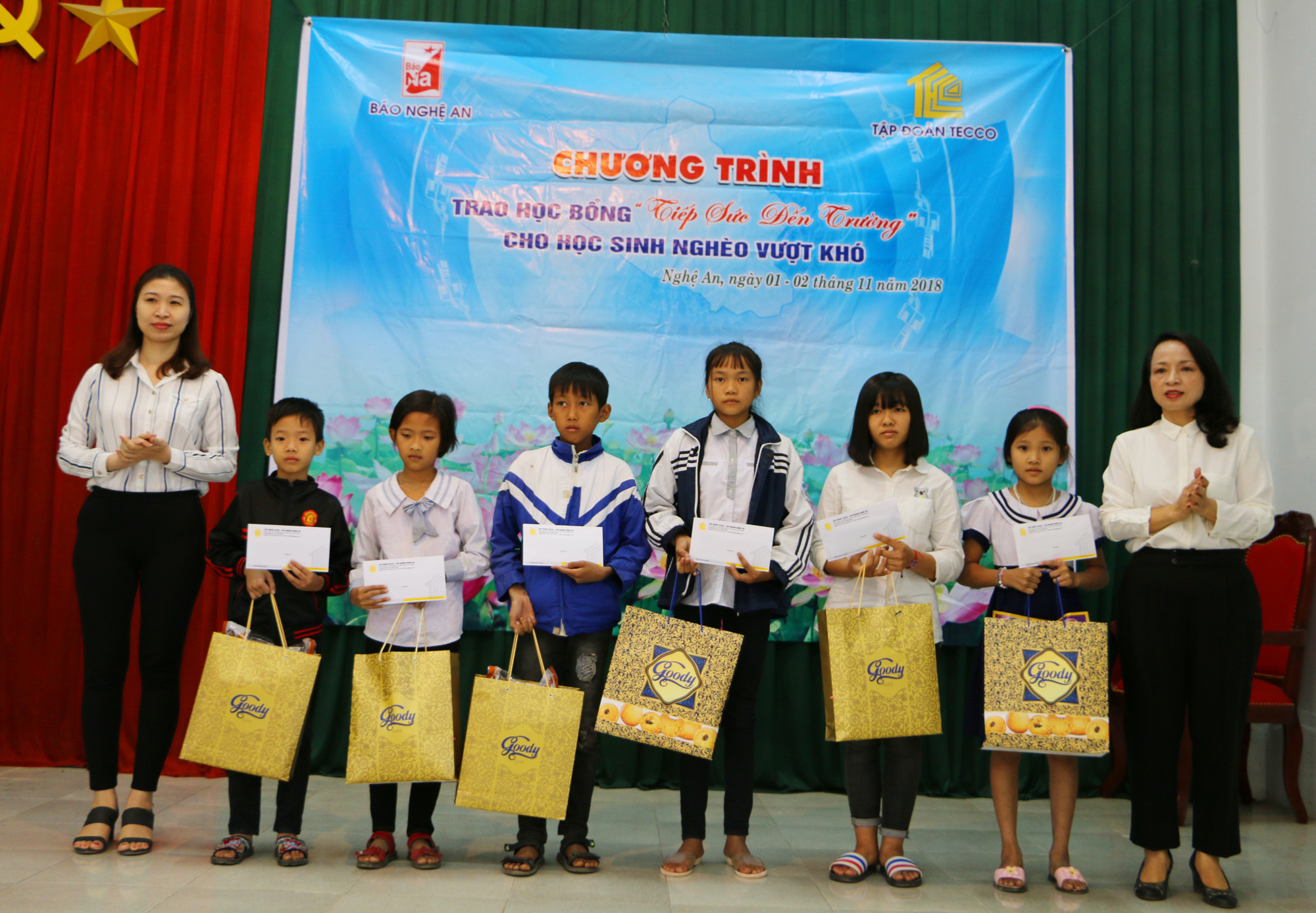 Đại diện Tập đoàn TECCO cùng Báo Nghệ An trao học bổng hỗ trợ các học sinh nghèo tại Diễn Châu. Ảnh: Nguyễn Hải