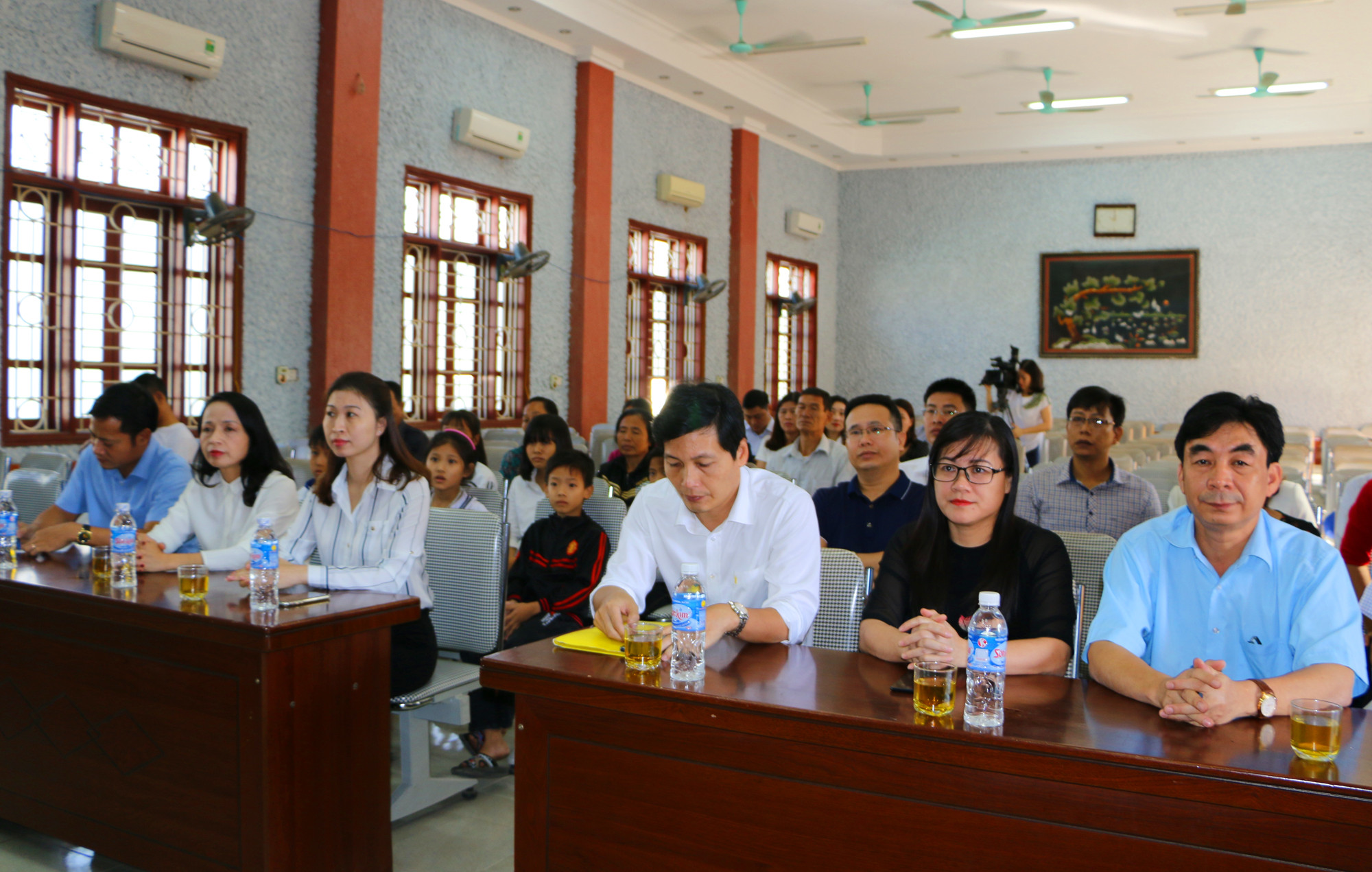 Các đại biểu đại diện 2 đơn vị và các phòng ban UBND huyện Diễn Châu dự lễ trao học bổng cho học sinh nghèo. Ảnh: Nguyễn Hải