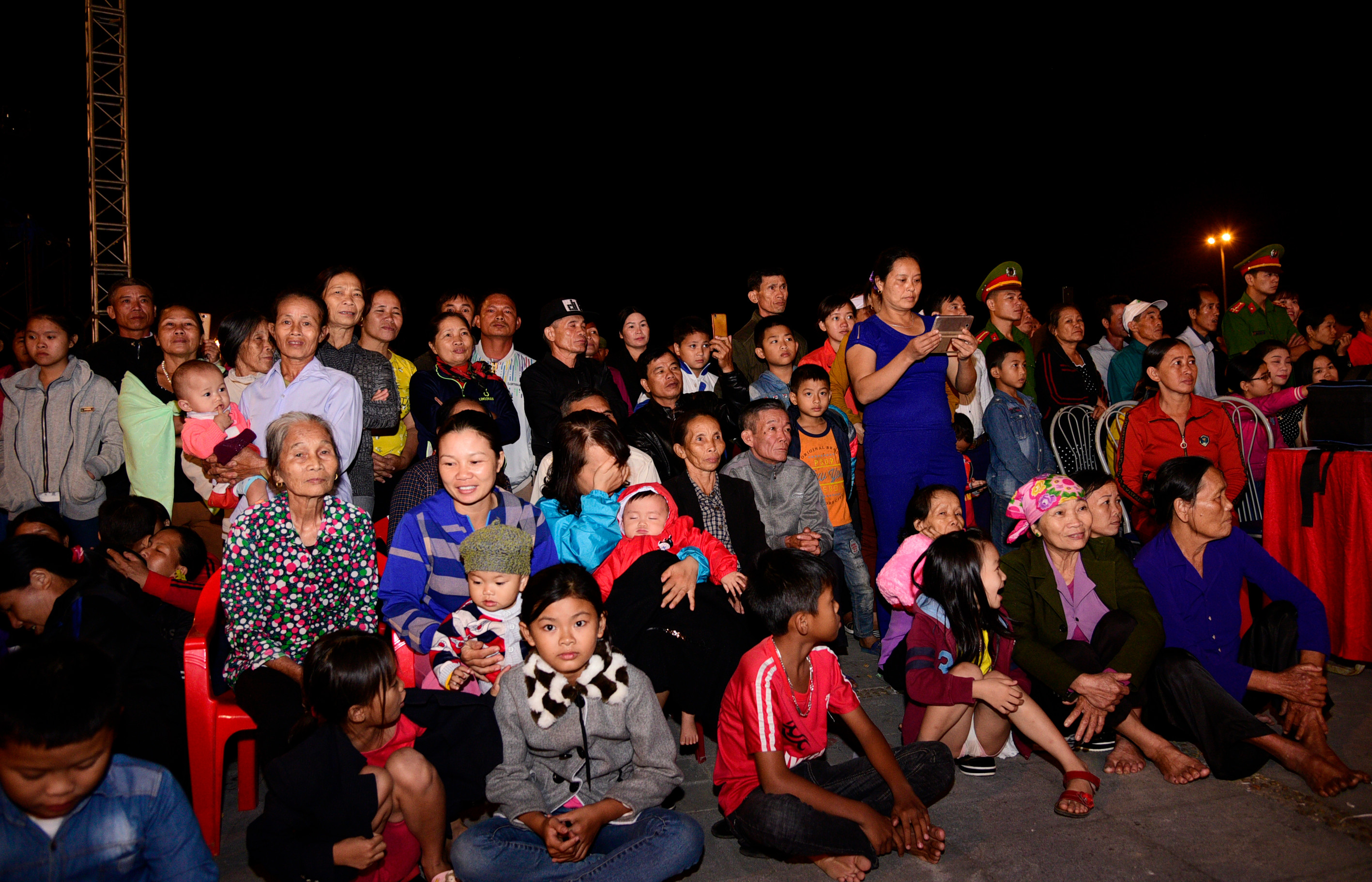 Đông đảo người dân đến xem tổng duyệt chương trình nghệ thuật kỷ niệm 50 năm chiến thắng Truông Bồn. Ảnh: Thành Cường