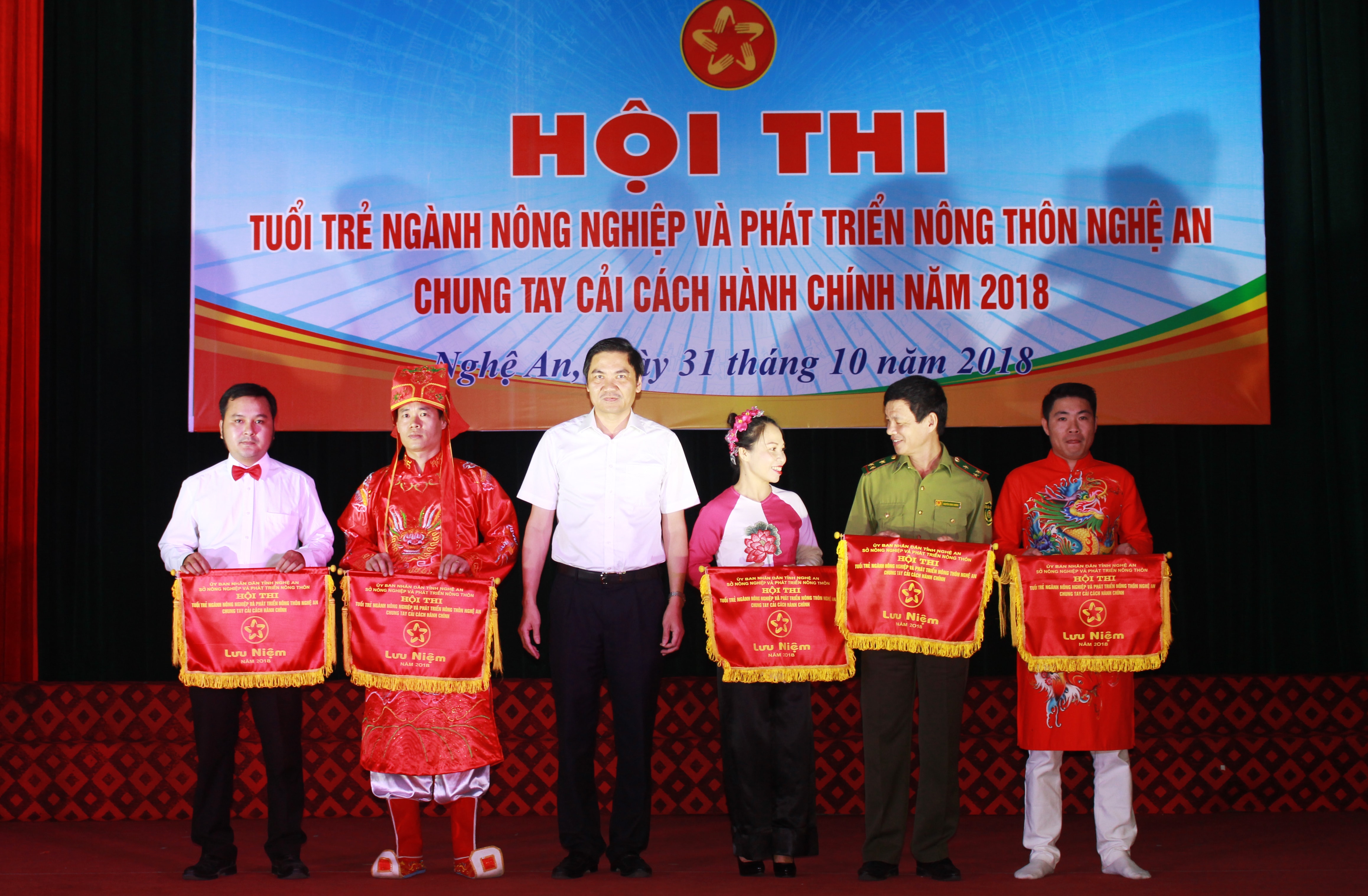 Ban Tổ chức trao cờ lưu niệm cho các đội thi. Ảnh: Phương Thúy