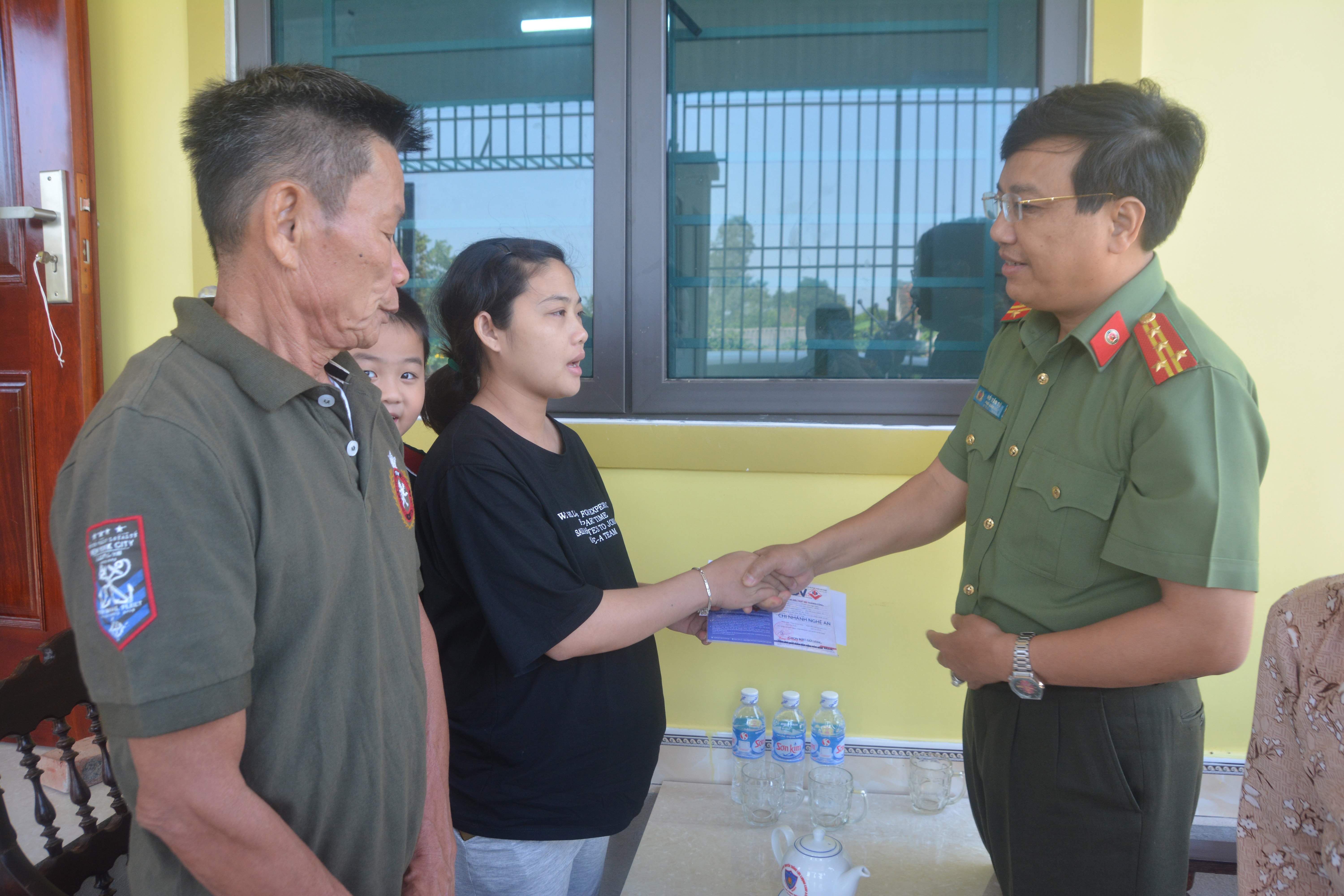  Đại tá Hồ Văn Tứ - PGĐ CA tỉnh trao sổ tiết kiệm 30 triệu đồng cho thân nhân đồng chí Thượng úy, Trần Nguyên Tiên