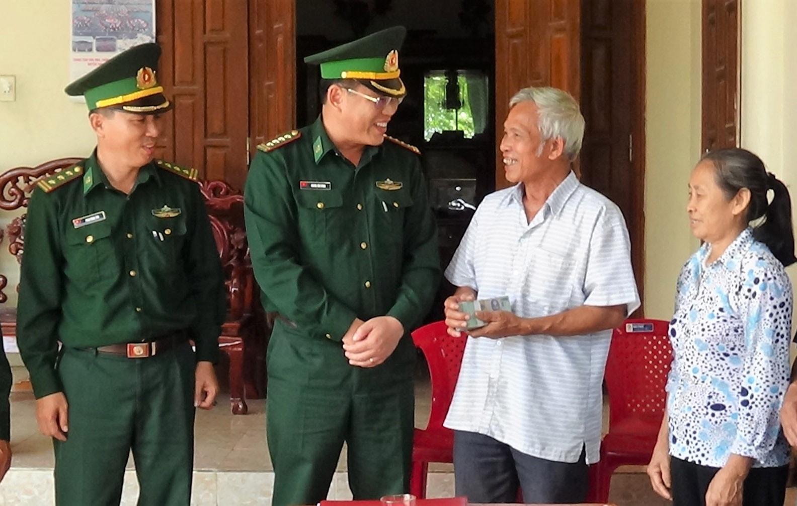 trao tiền hỗ trợ đại úy