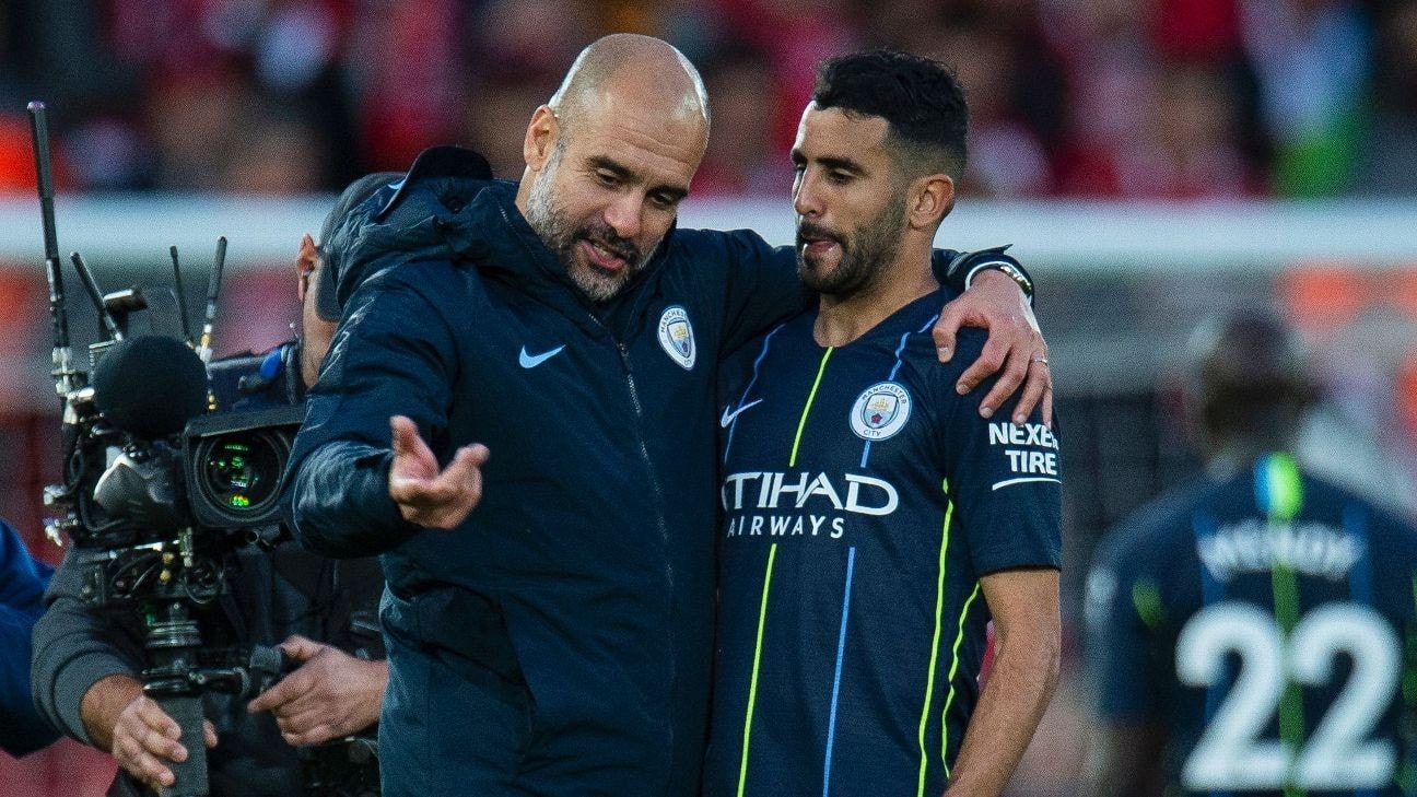 HLV Pep Guardiola luôn chỉ bảo tận tình Riyad Mahrez. Ảnh: Internet