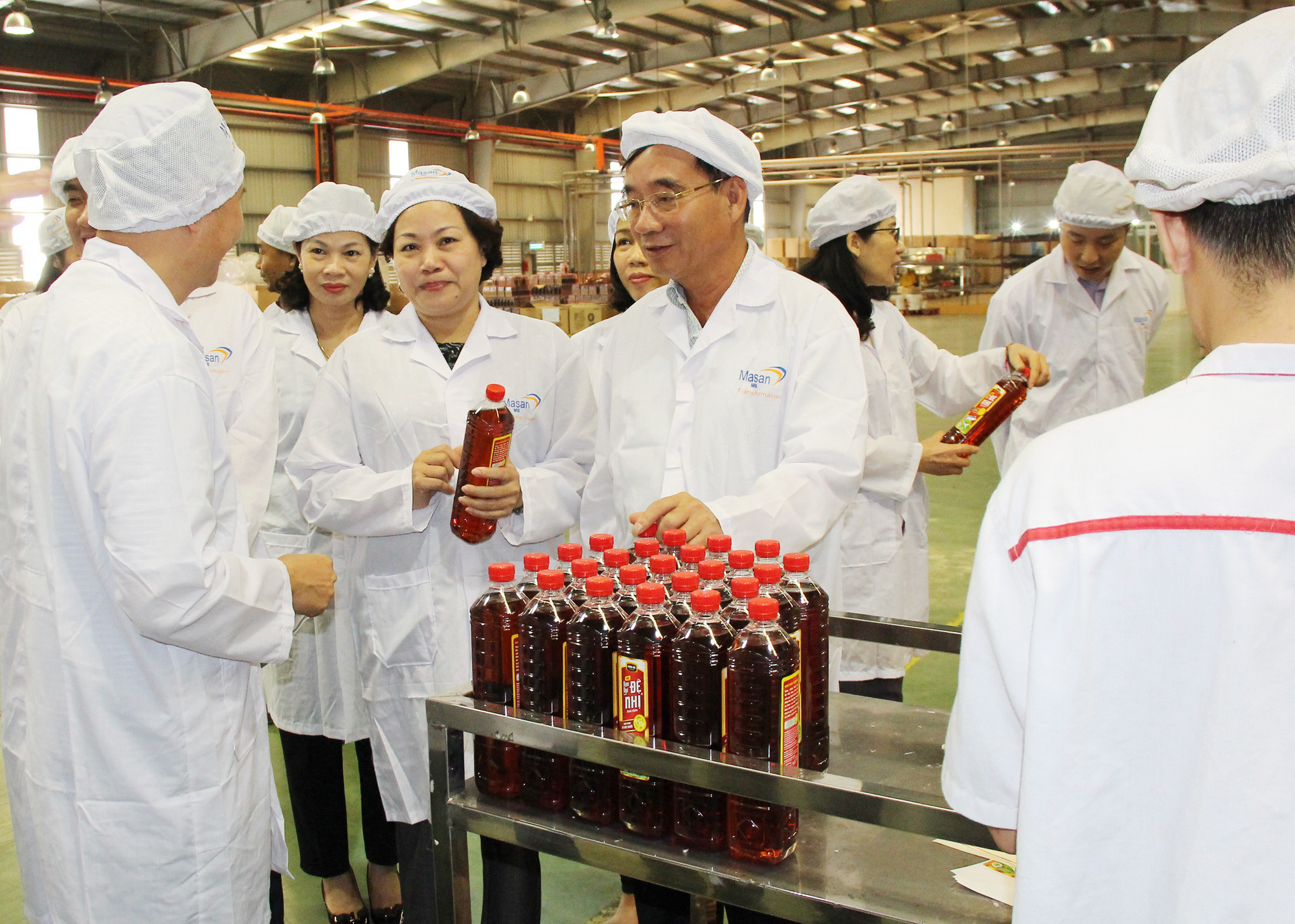 Đoàn công tác HĐND tỉnh giám sát dây chuyền sản xuất của công ty Masan. Ảnh: Minh Chi