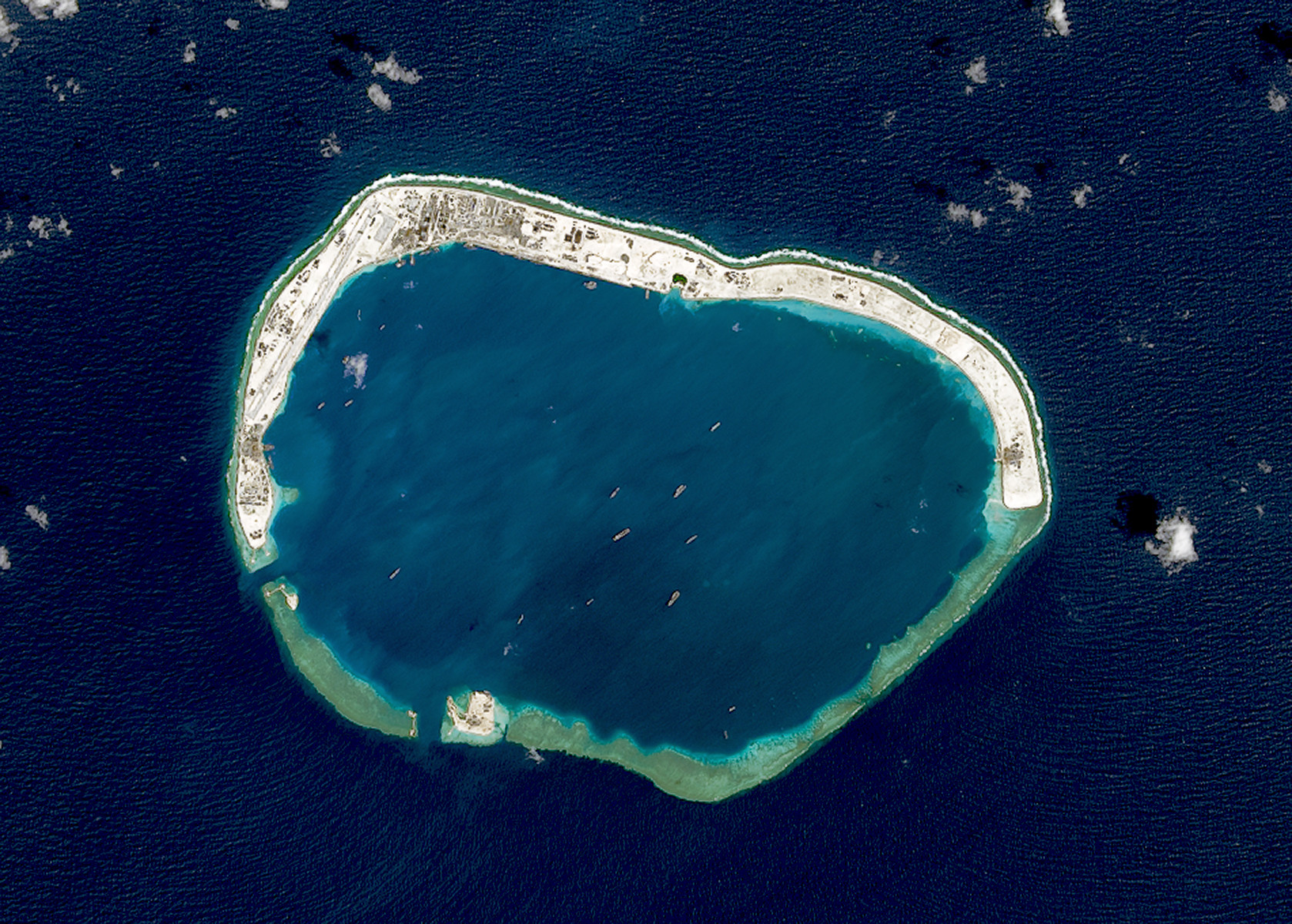  Hình ảnh vệ tinh của Bãi Vành Khăn ở Quần đảo Trường Sa, Biển Đông. Ảnh: AP