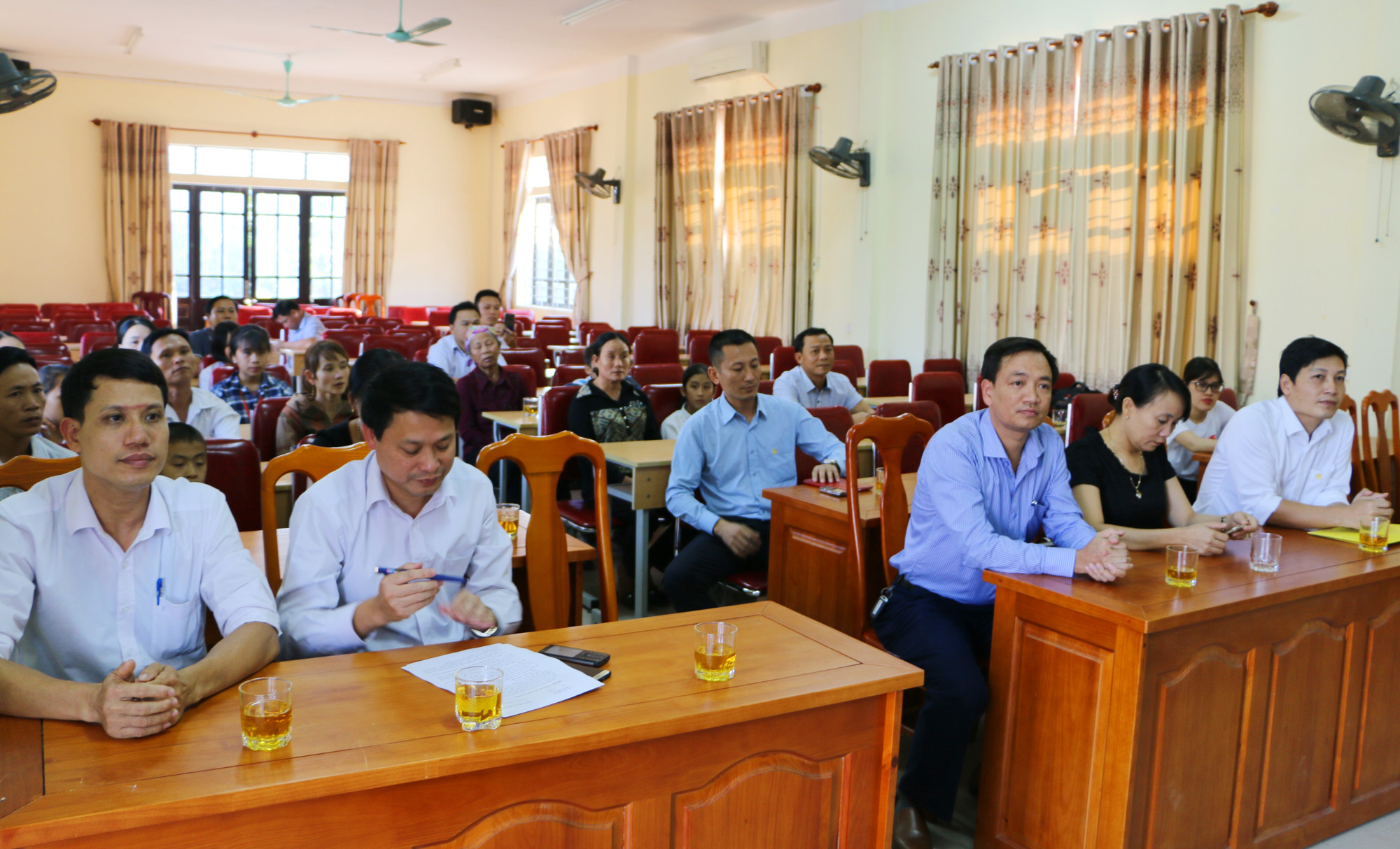 Đại biểu đại diện Tập đoàn TECCO, Báo Nghệ An, UBND huyện Nghi Lộc và đại diện các em học sinh có hoàn cảnh khó khăn đến chứng kiến lễ trao học bổng. Ảnh: Nguyễn Hả 